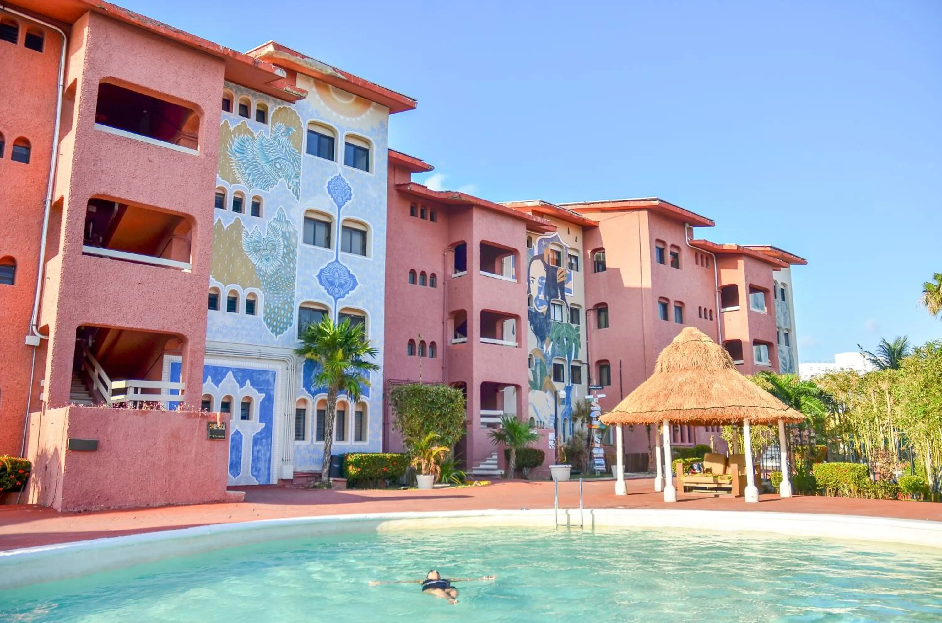Pool view in Nílu Cancun Zona Hotelera by Selina