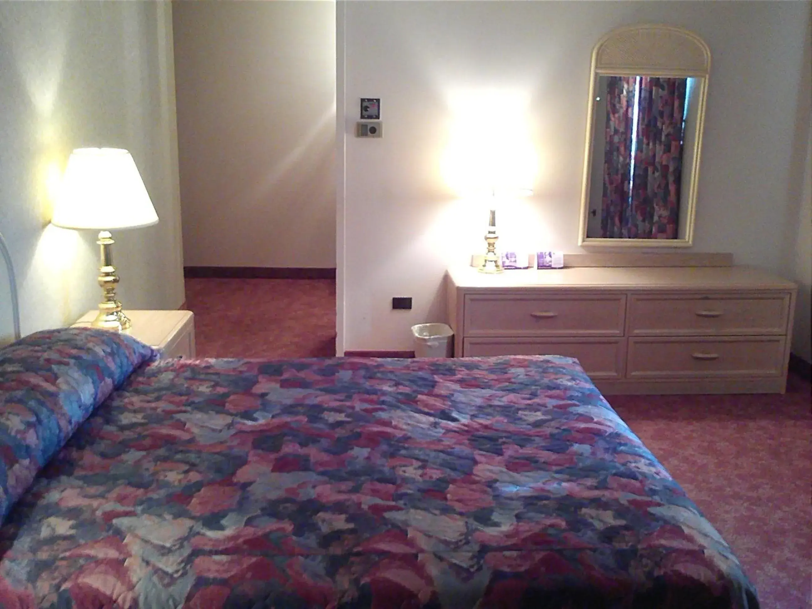 Budget Single Room in Empire Inn Budget Single Room in Empire Inn