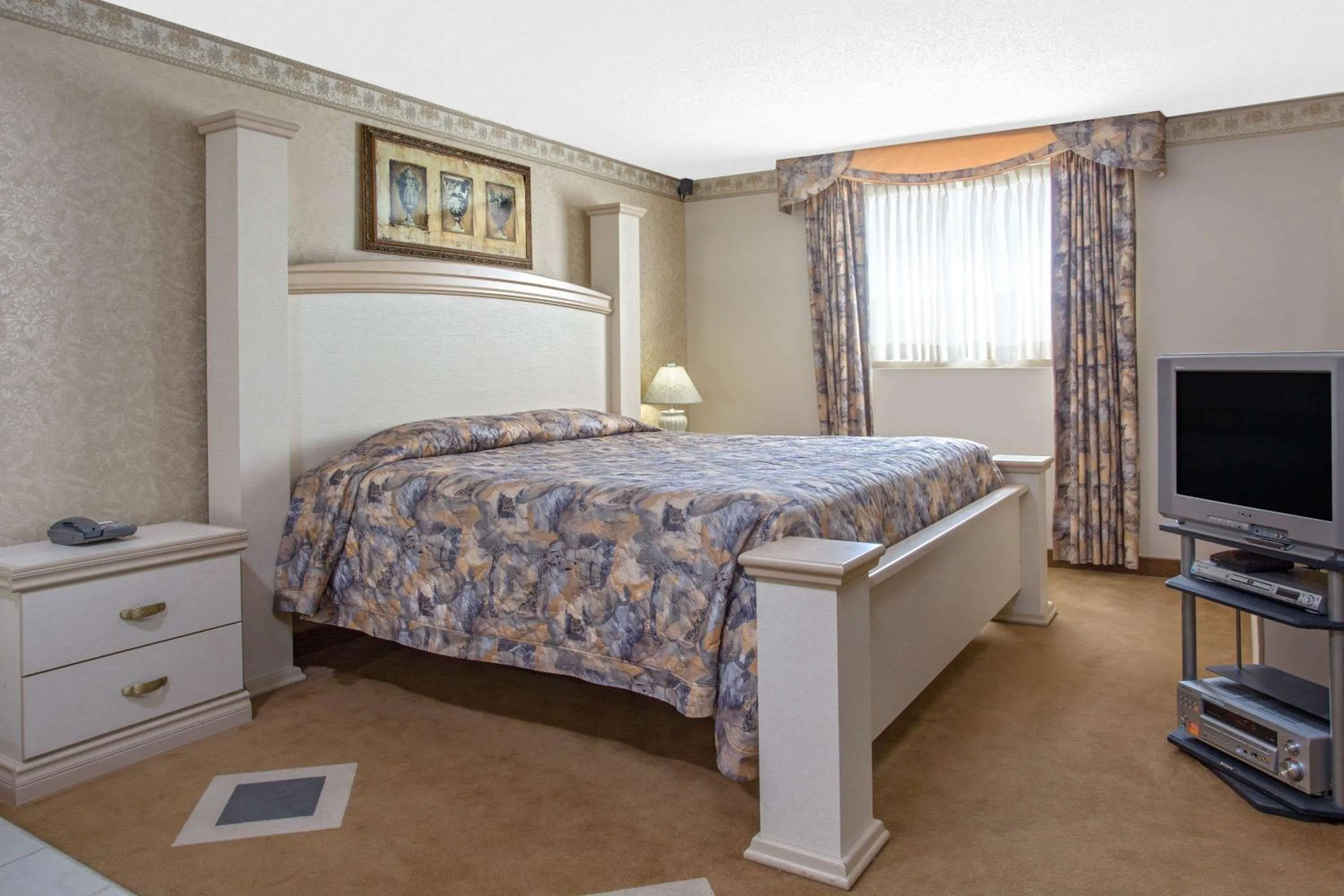 Photo of the whole room, Bed in Empire Inn