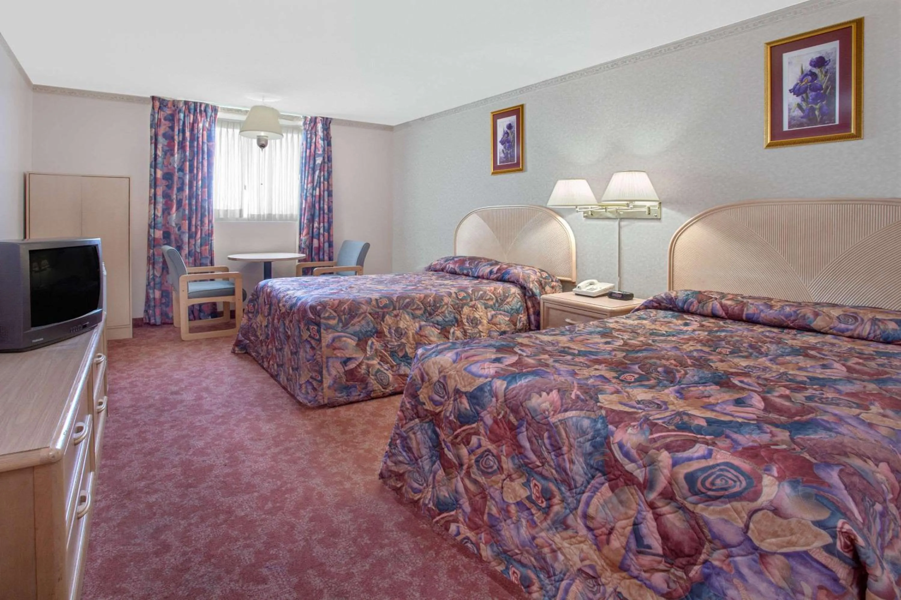 Photo of the whole room, Bed in Empire Inn