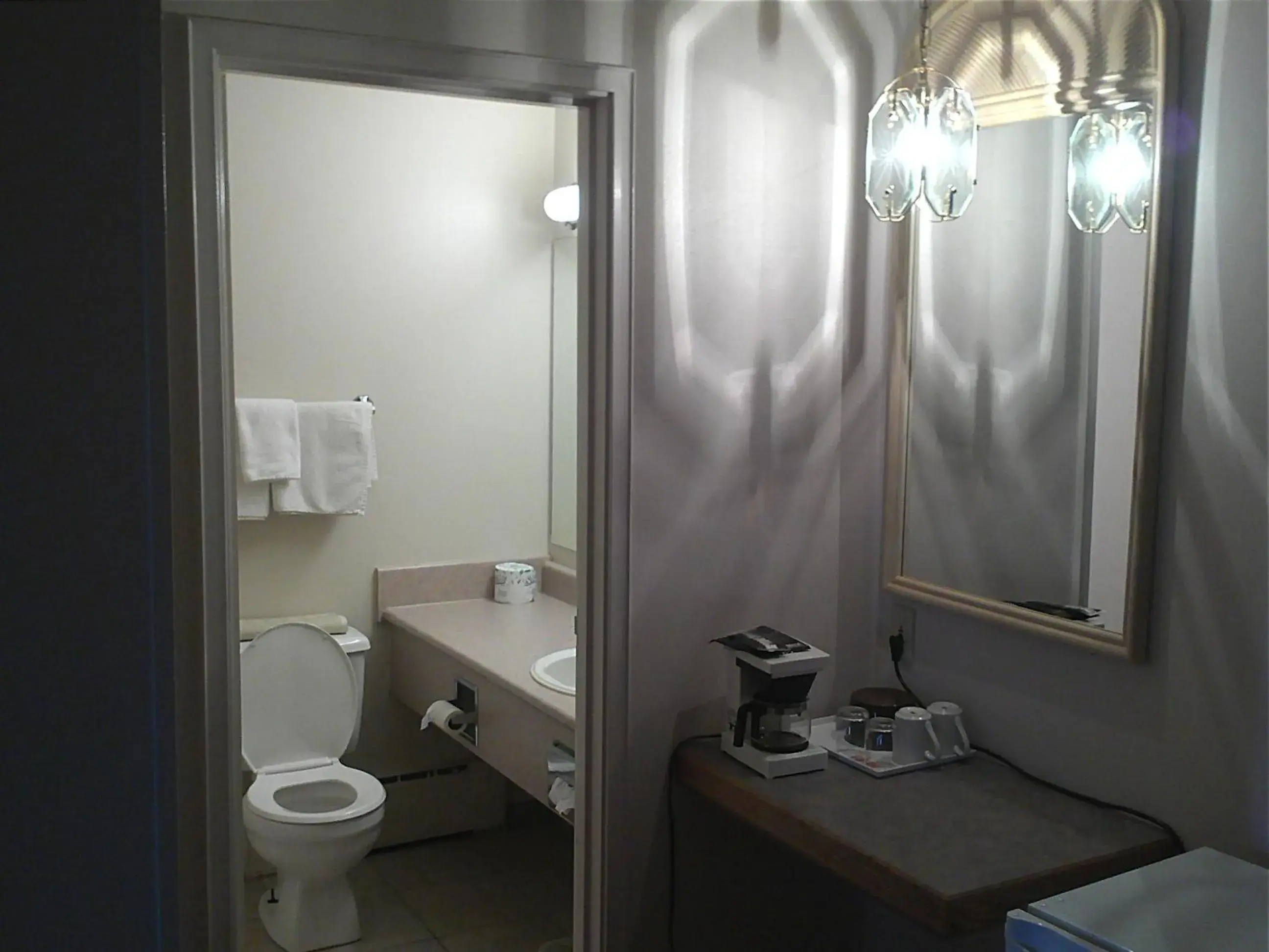 Budget Single Room in Empire Inn Budget Single Room in Empire Inn