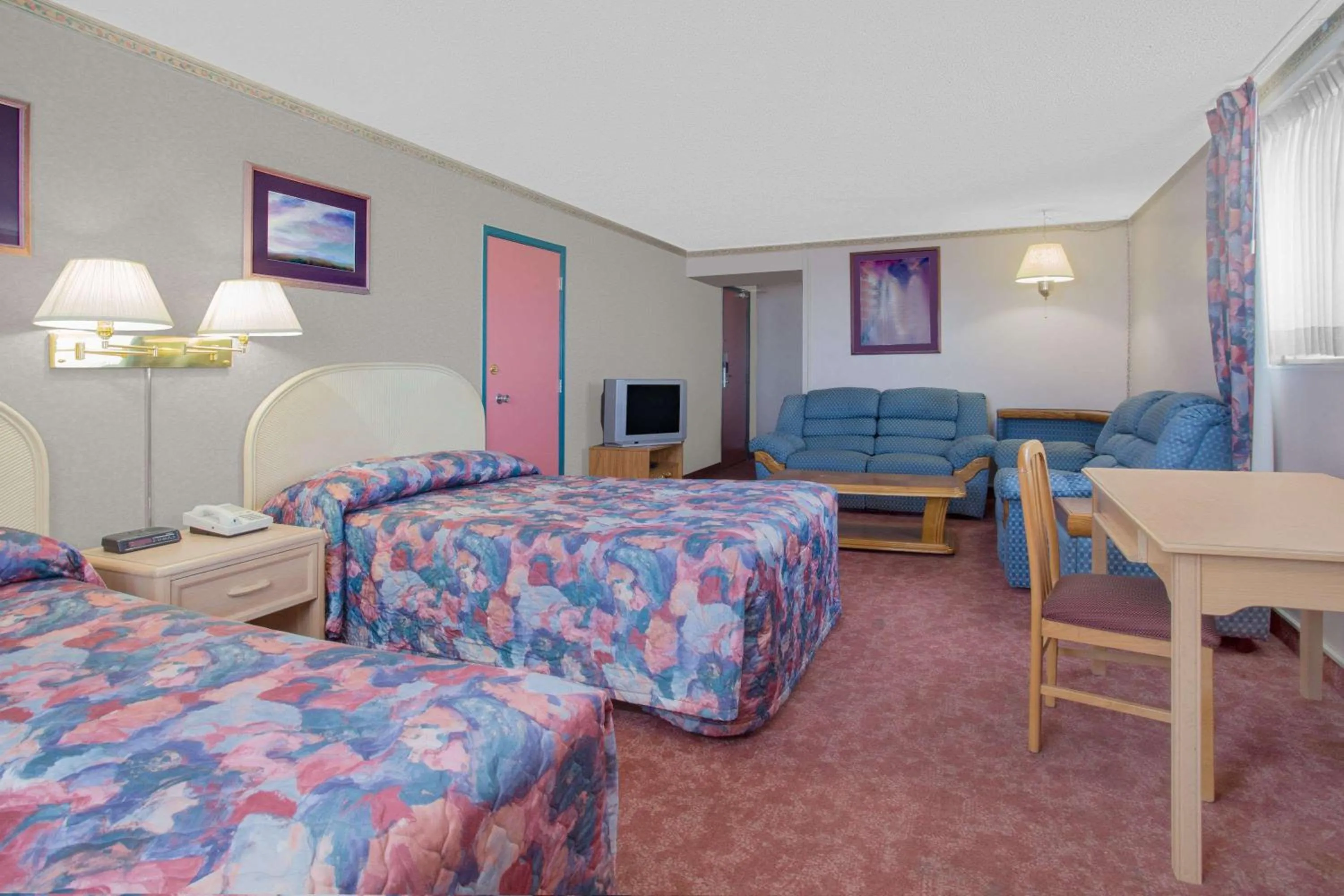 Photo of the whole room, Bed in Empire Inn