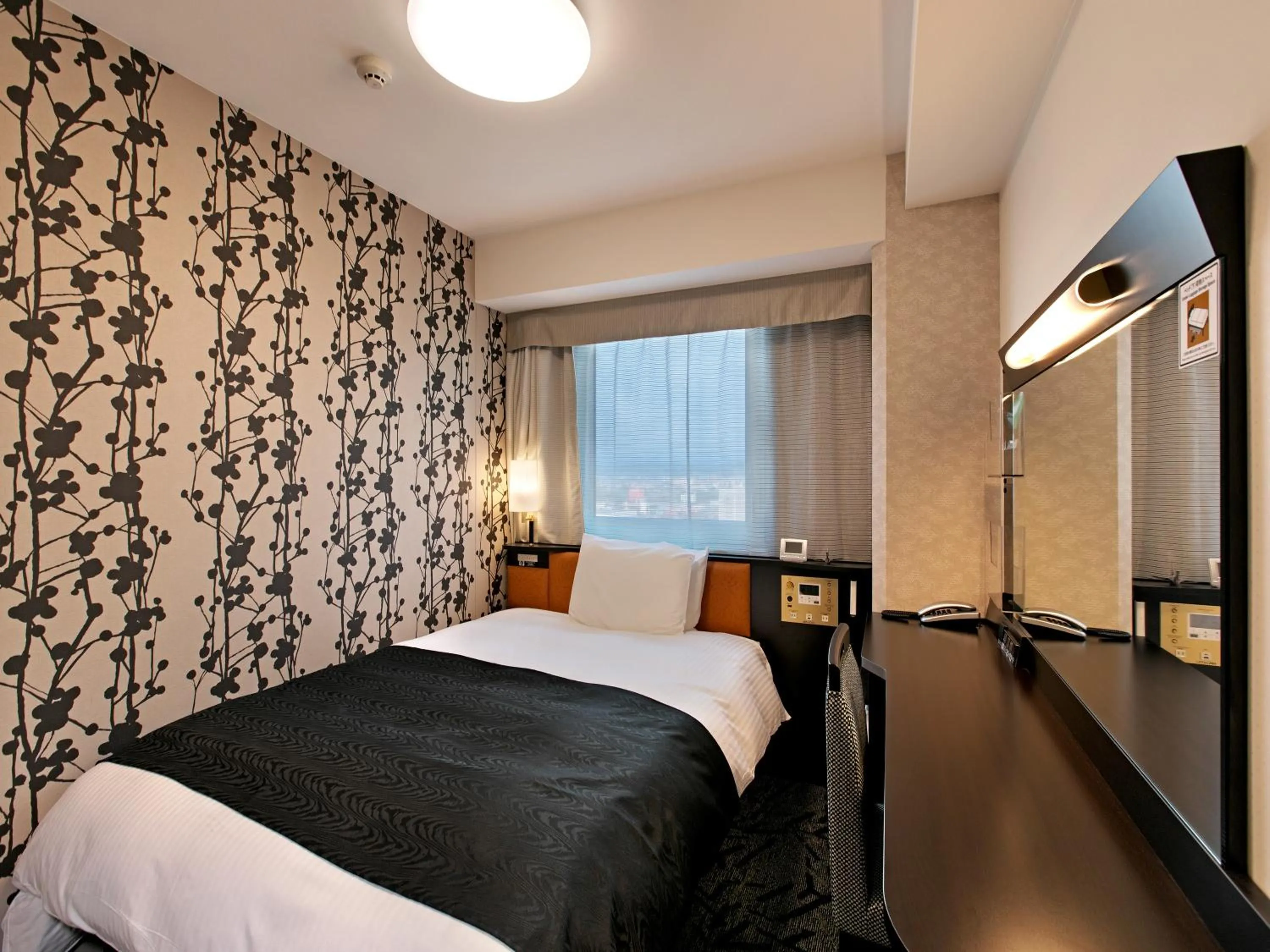 Photo of the whole room, Bed in APA Hotel Niigata Tsubamesanjo Ekimae