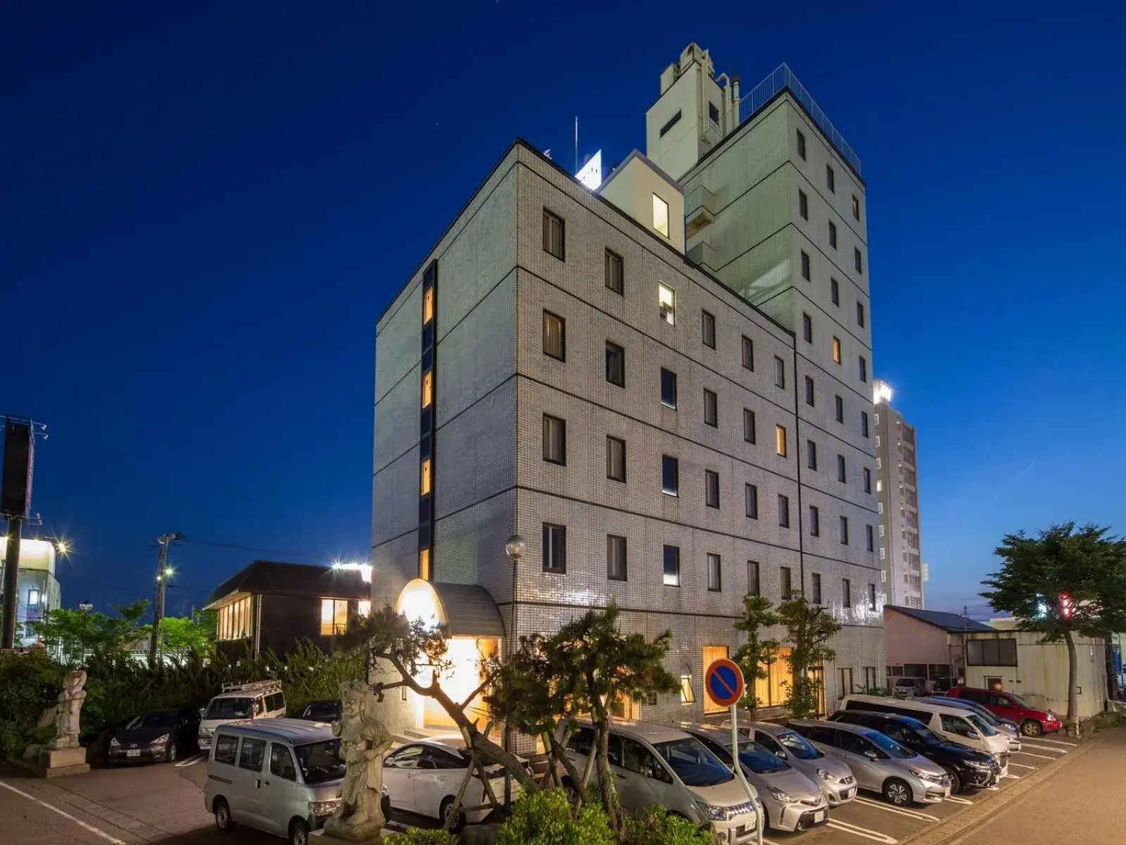Property building in APA Hotel Tsubamesanjo Ekimae Property building in APA Hotel Tsubamesanjo Ekimae