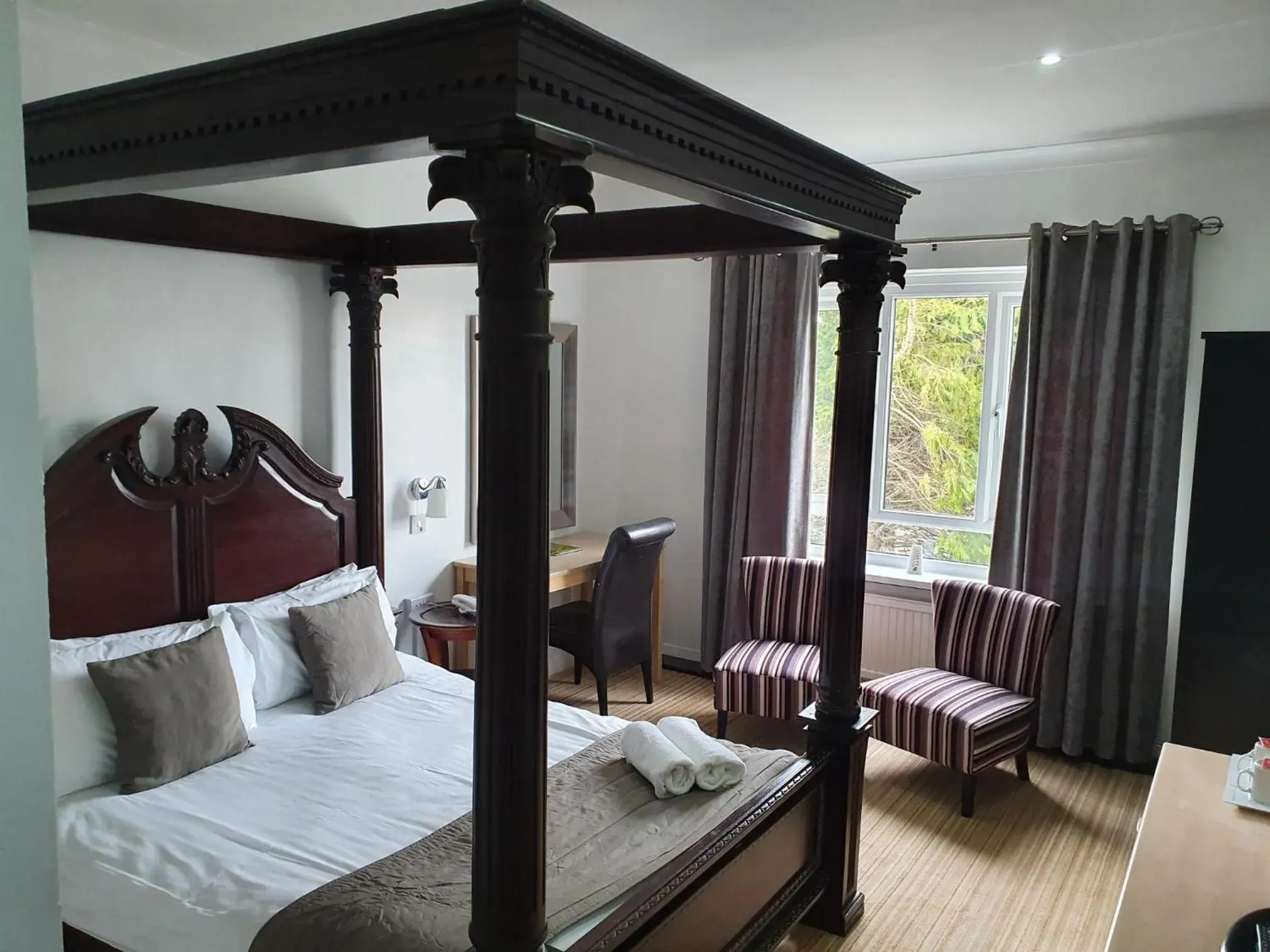 Bedroom, Bed in Wessex Hotel