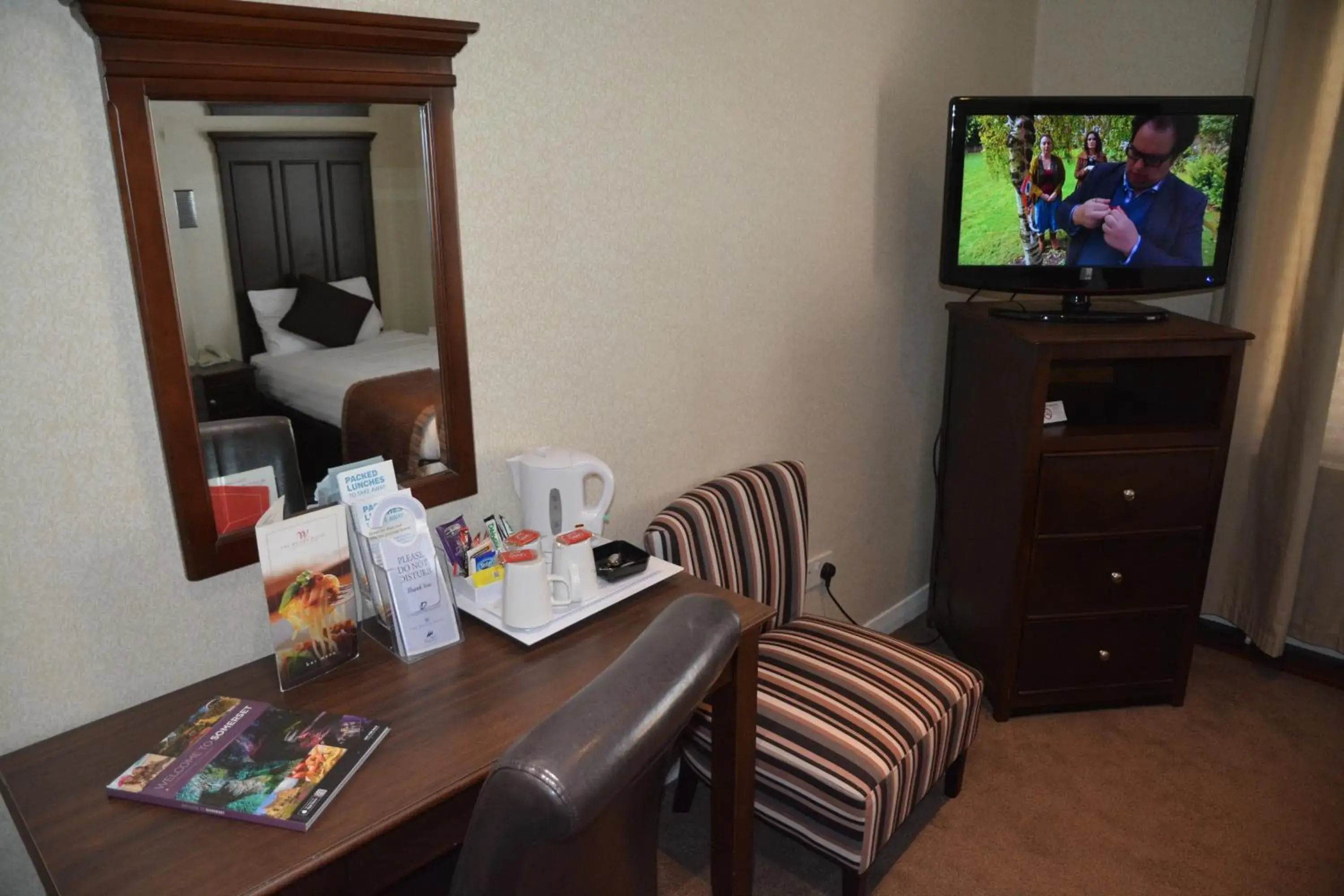 Bedroom, TV/Entertainment Center in Wessex Hotel
