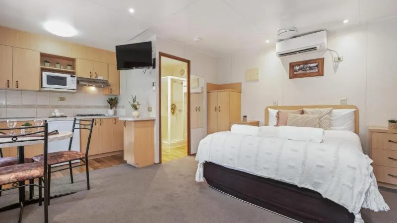 Bedroom, Bed in Tasman Holiday Parks - Merool on the Murray