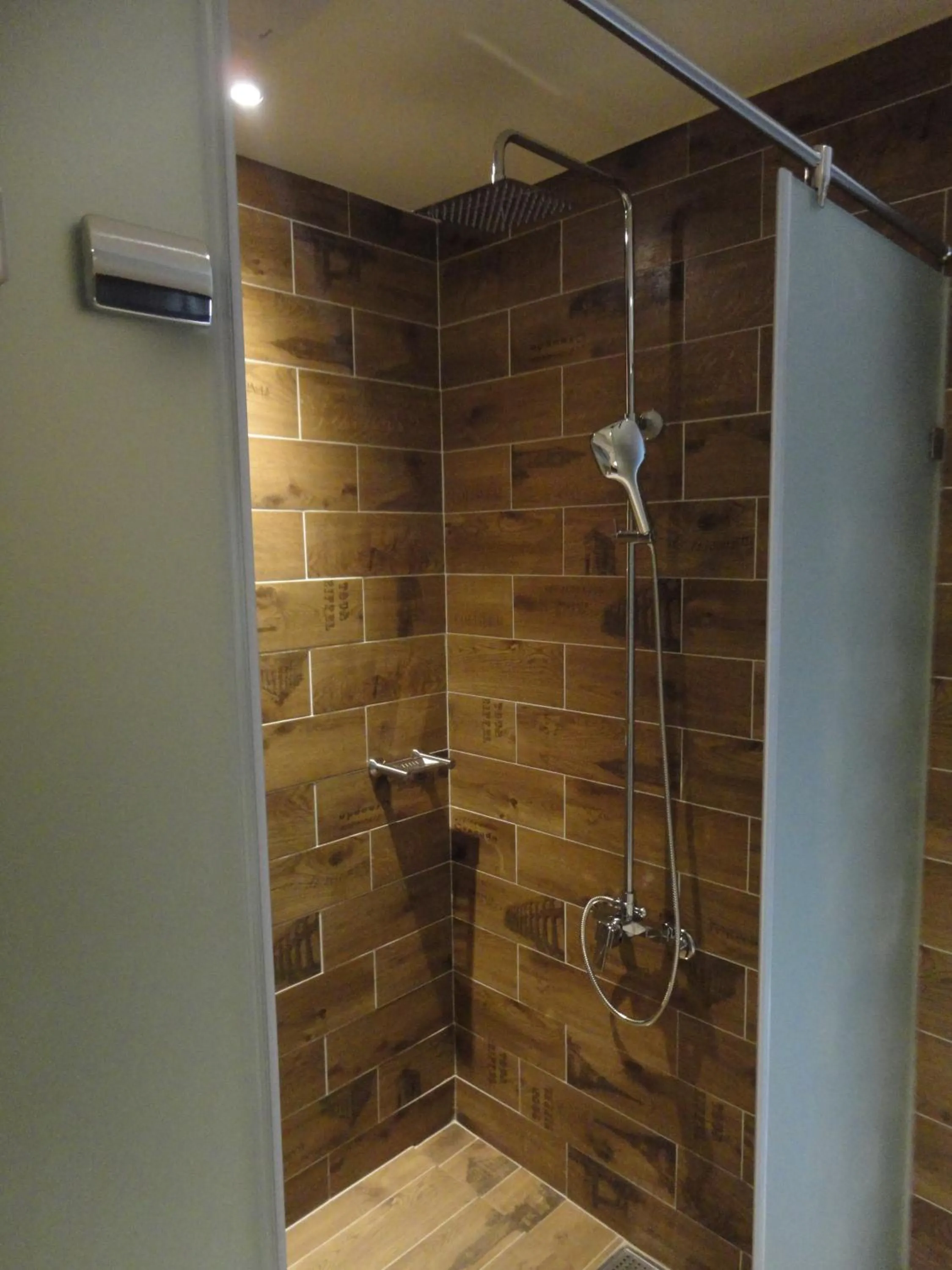 Shower in Travel Port Motel