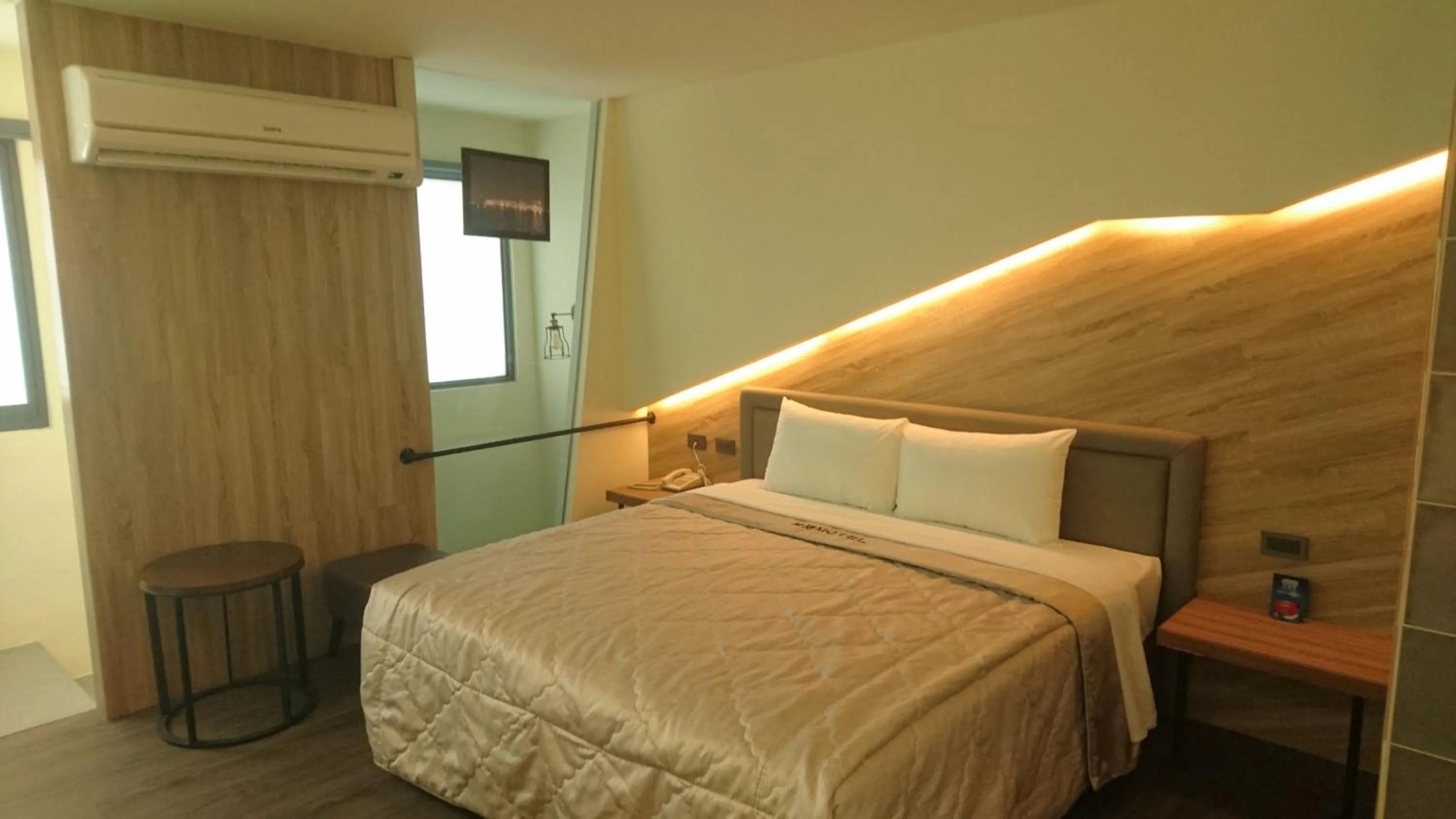 Bedroom, Bed in Travel Port Motel