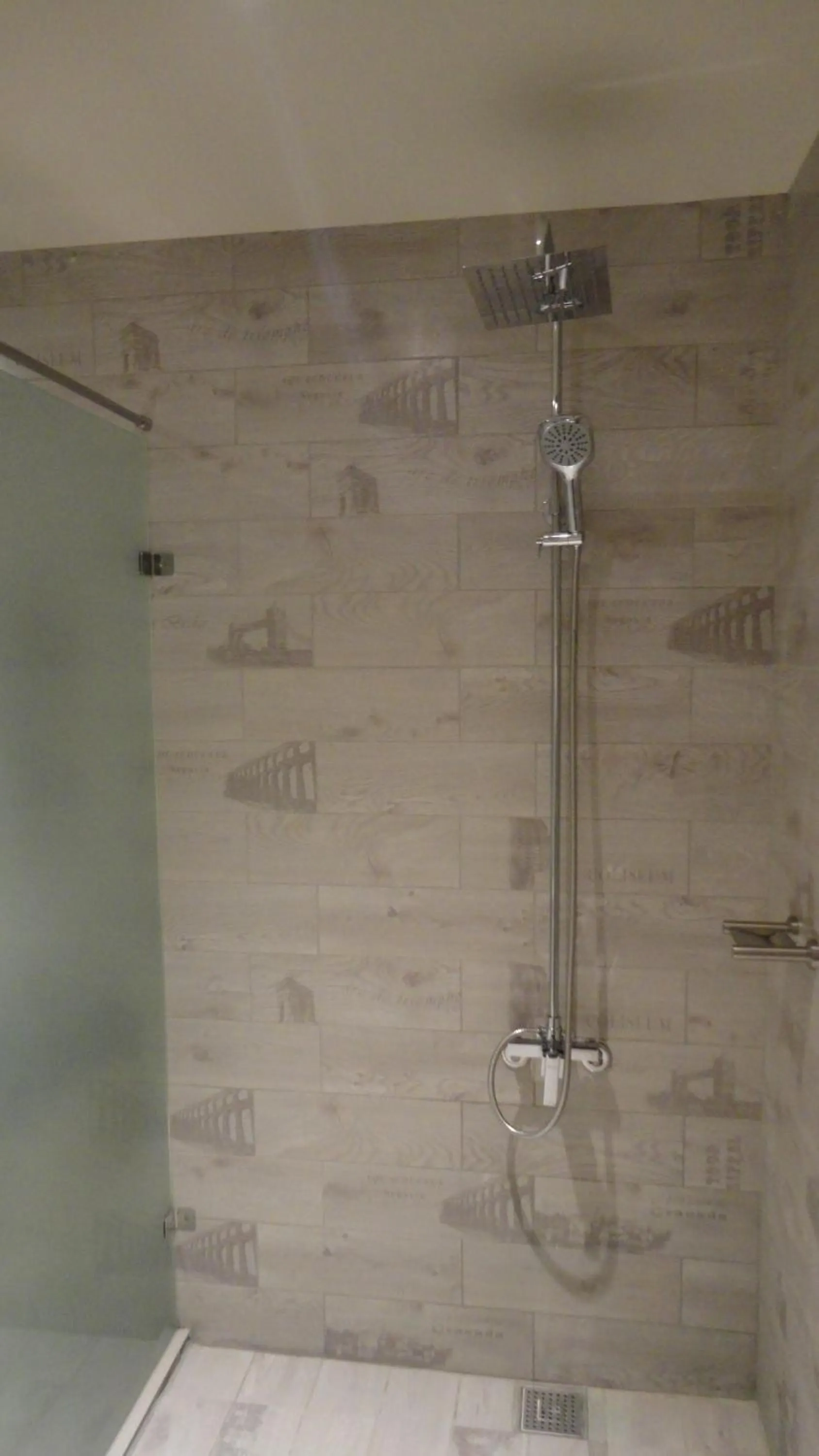 Shower in Travel Port Motel