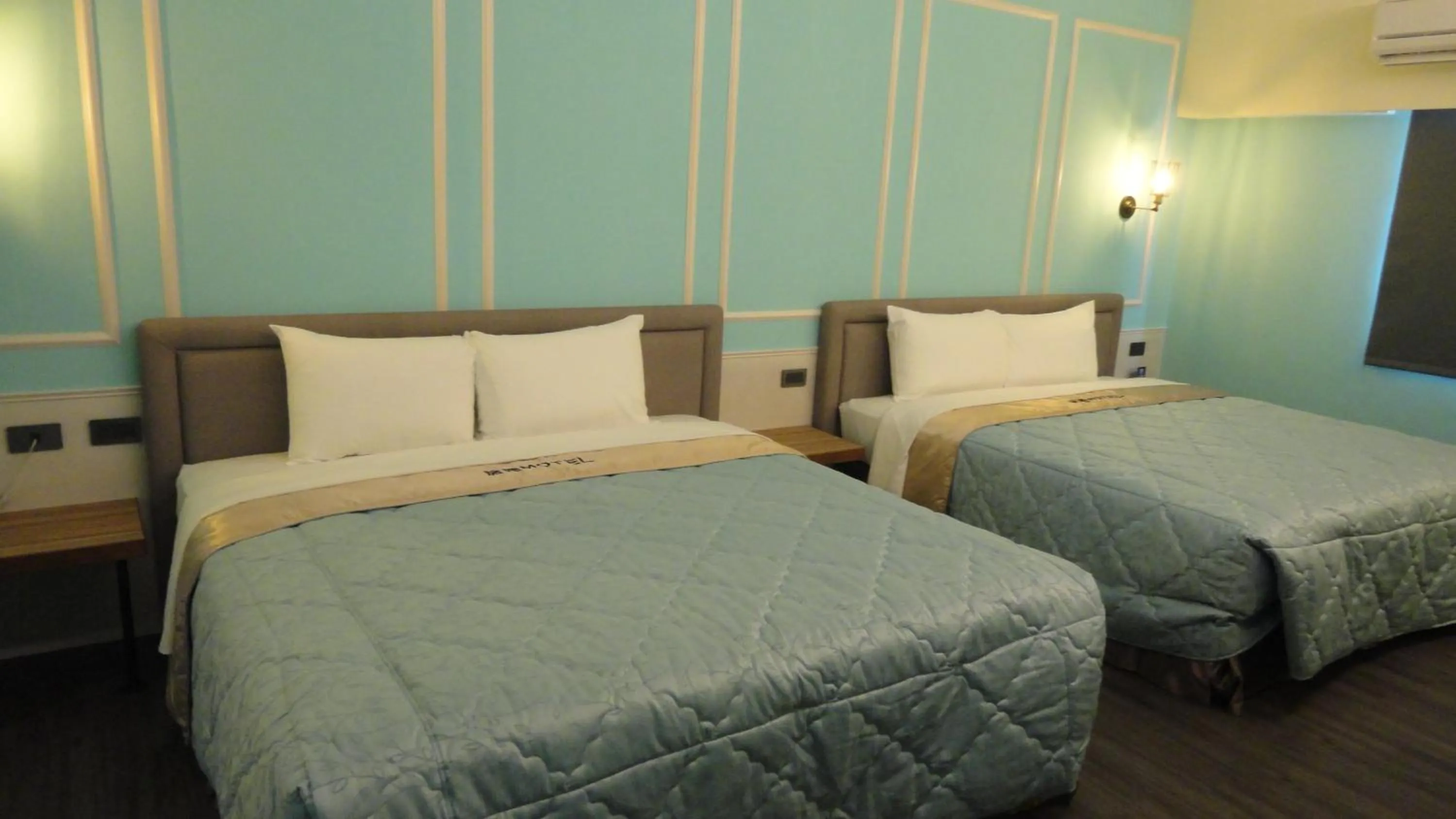 Bedroom, Bed in Travel Port Motel
