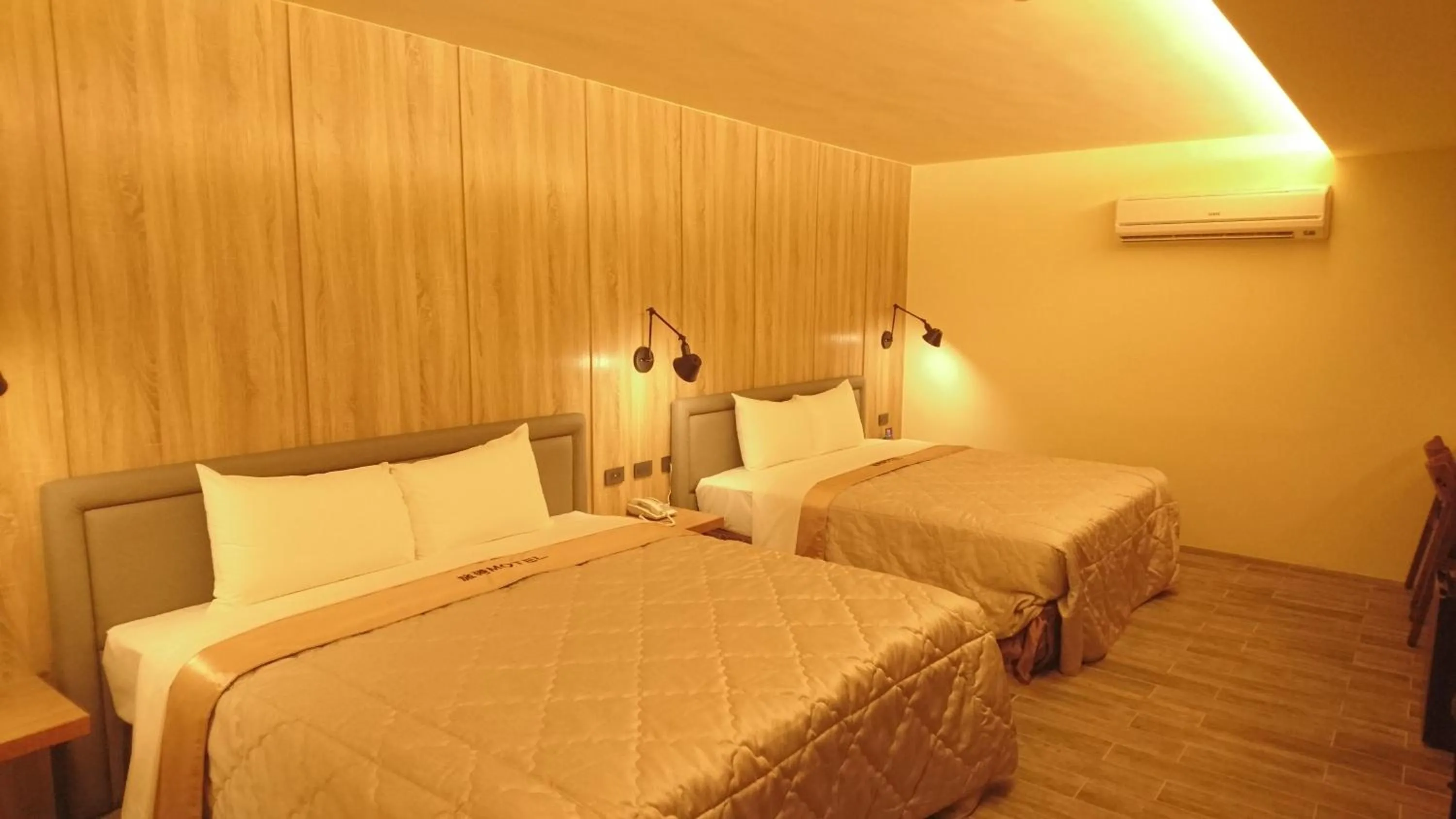 Bed in Travel Port Motel