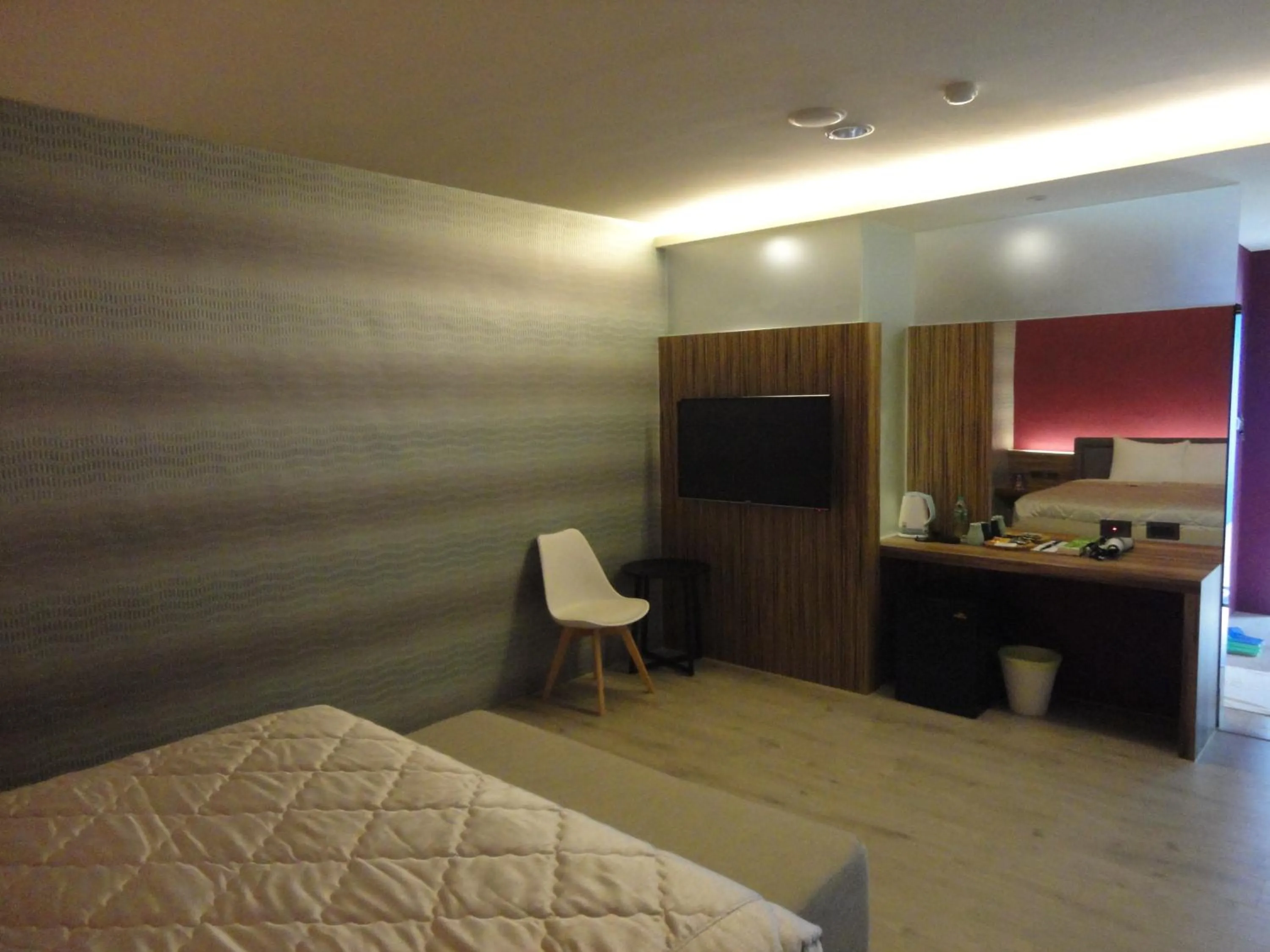 Living room, Bed in Travel Port Motel