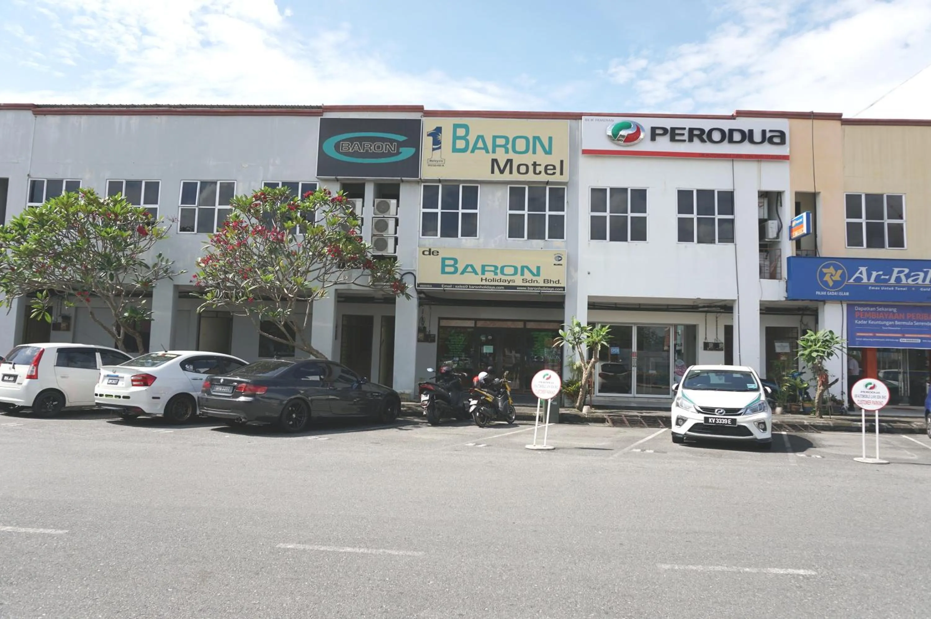 Facade/entrance in 1 Baron Motel