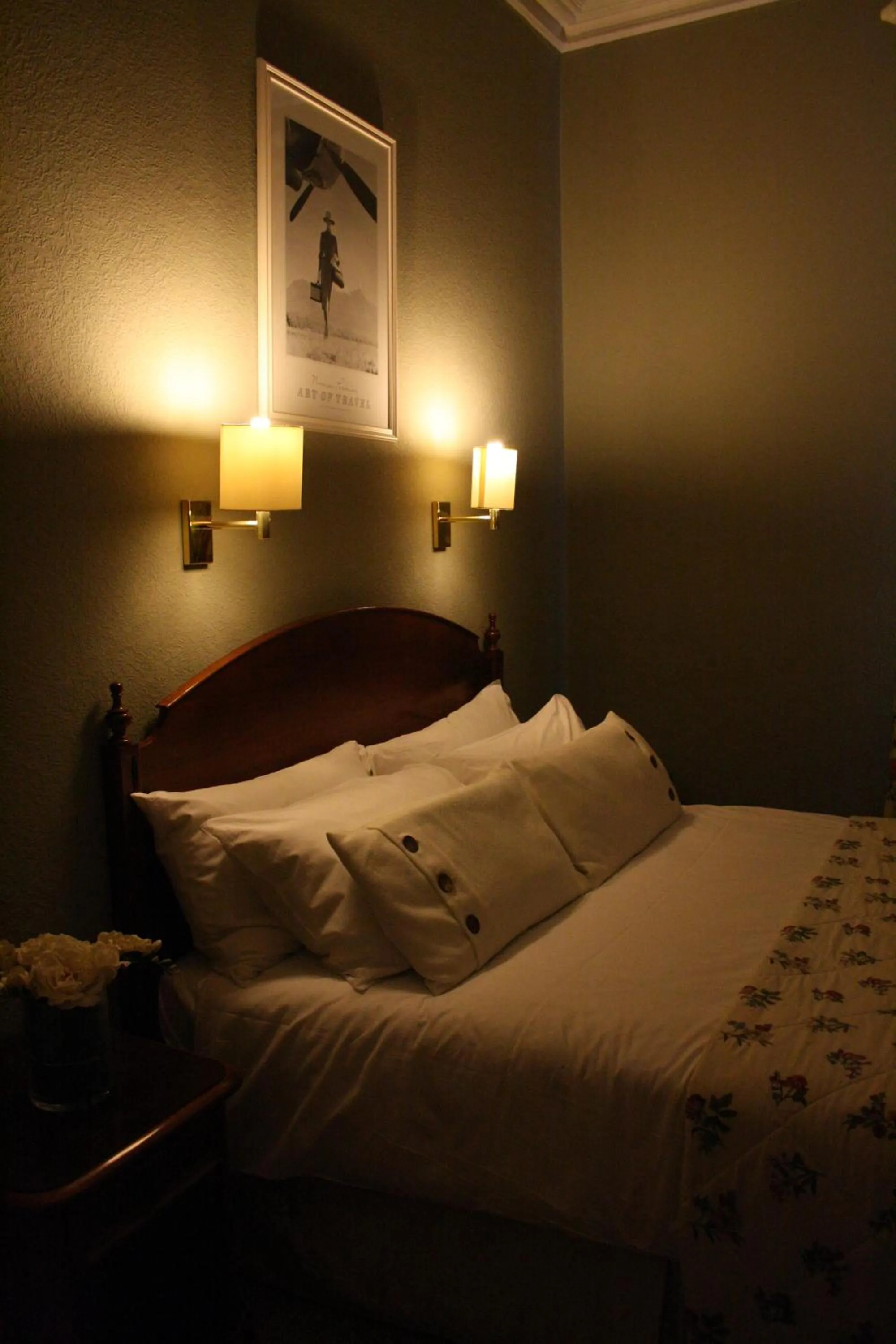 Bedroom, Bed in 17 Wilmington Square