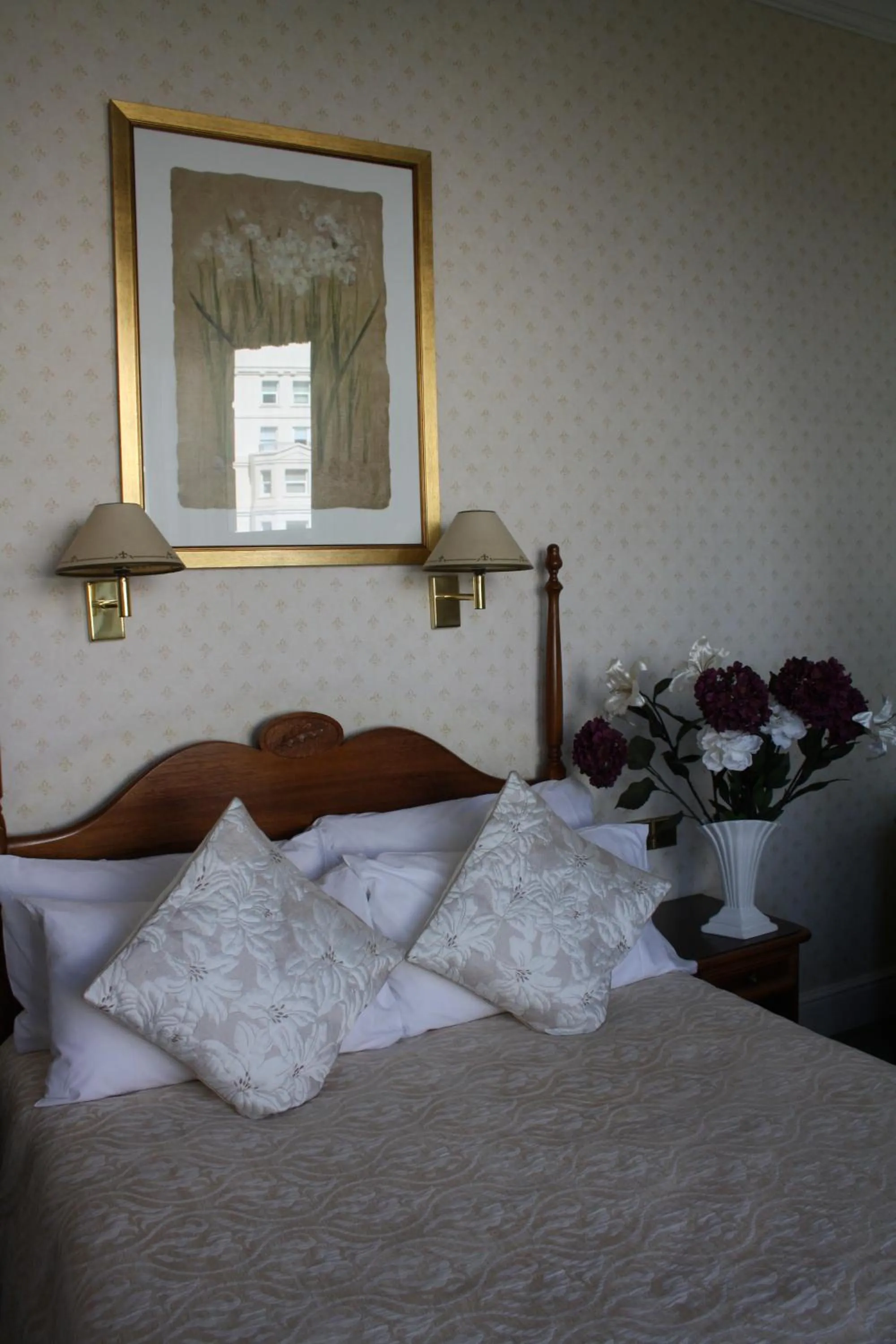 Bedroom, Bed in 17 Wilmington Square