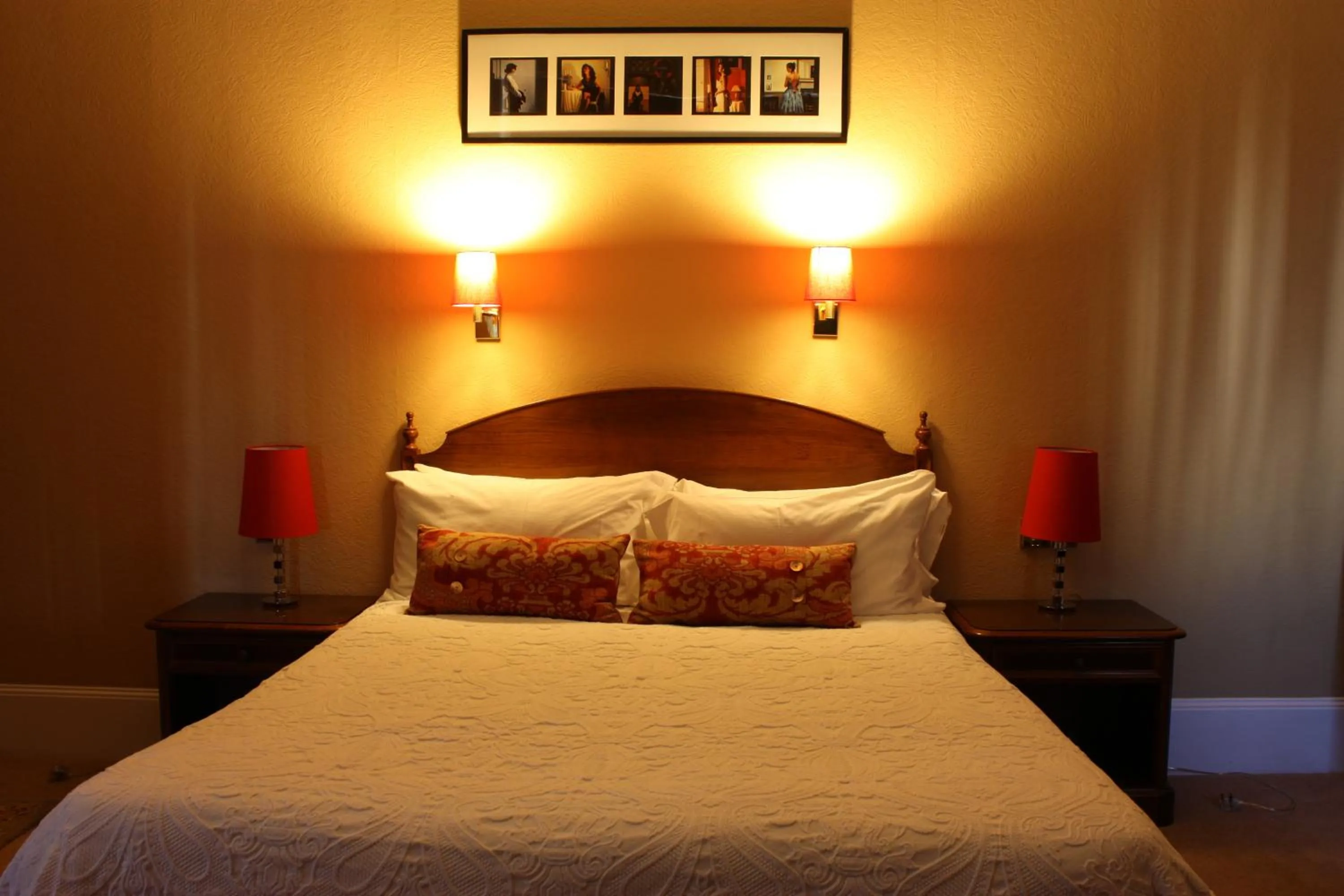 Bedroom, Bed in 17 Wilmington Square