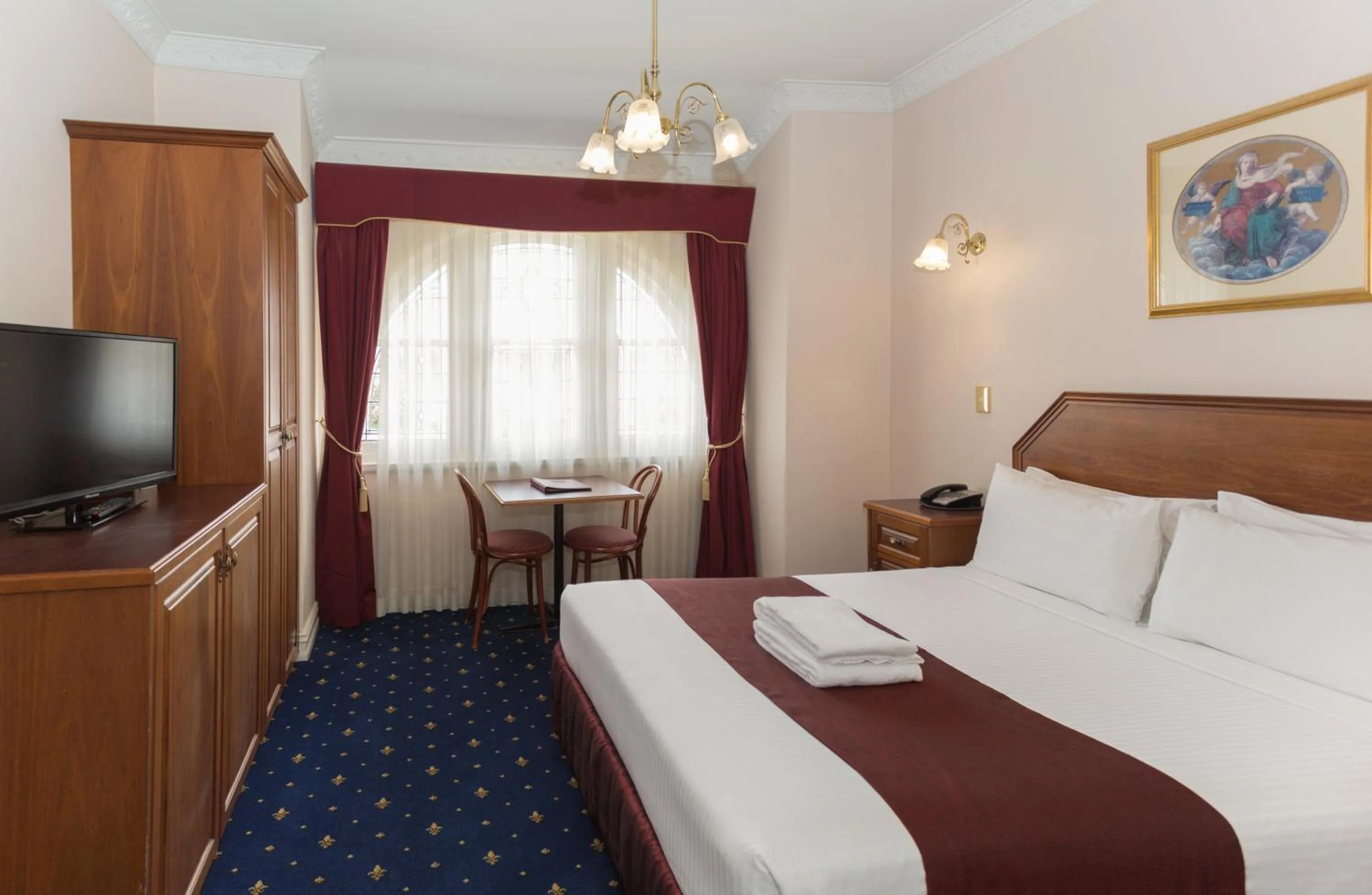 Communal lounge/ TV room, Bed in Palais Royale