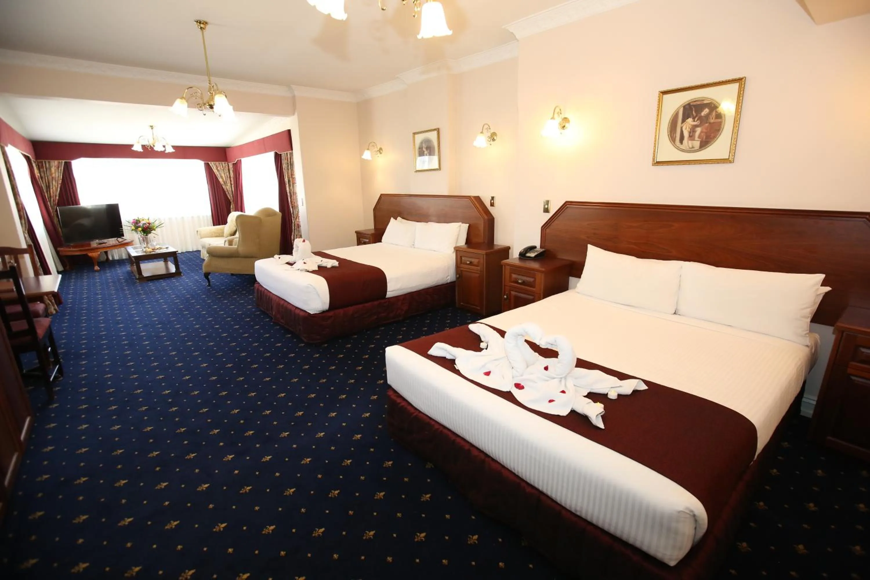 Living room, Bed in Palais Royale