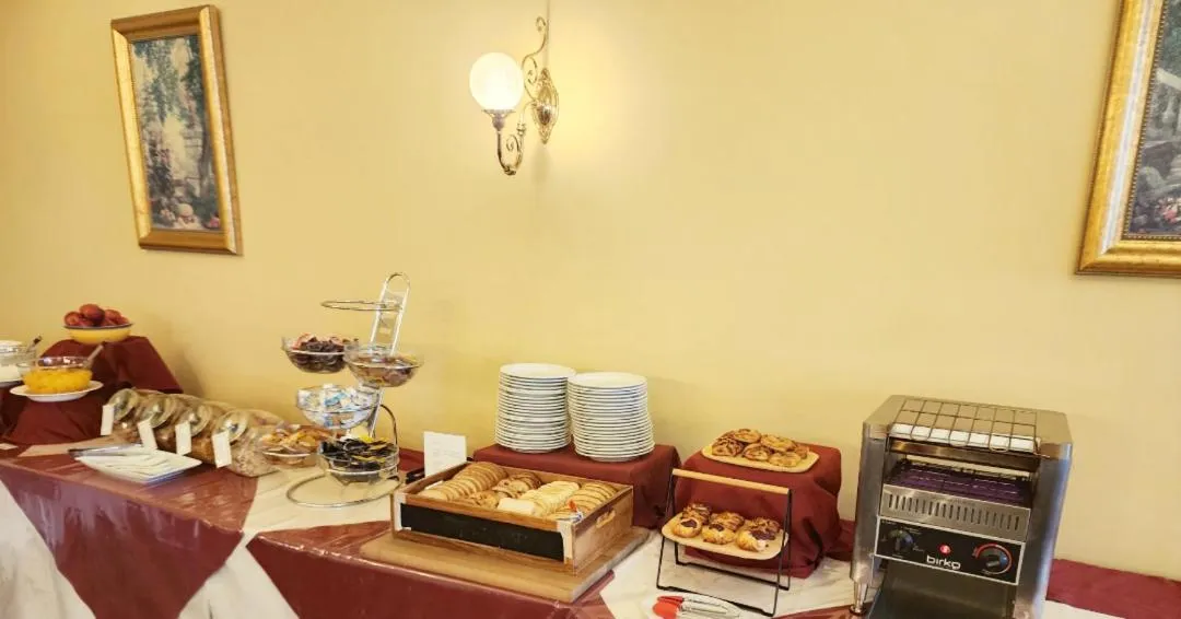 Breakfast in Palais Royale