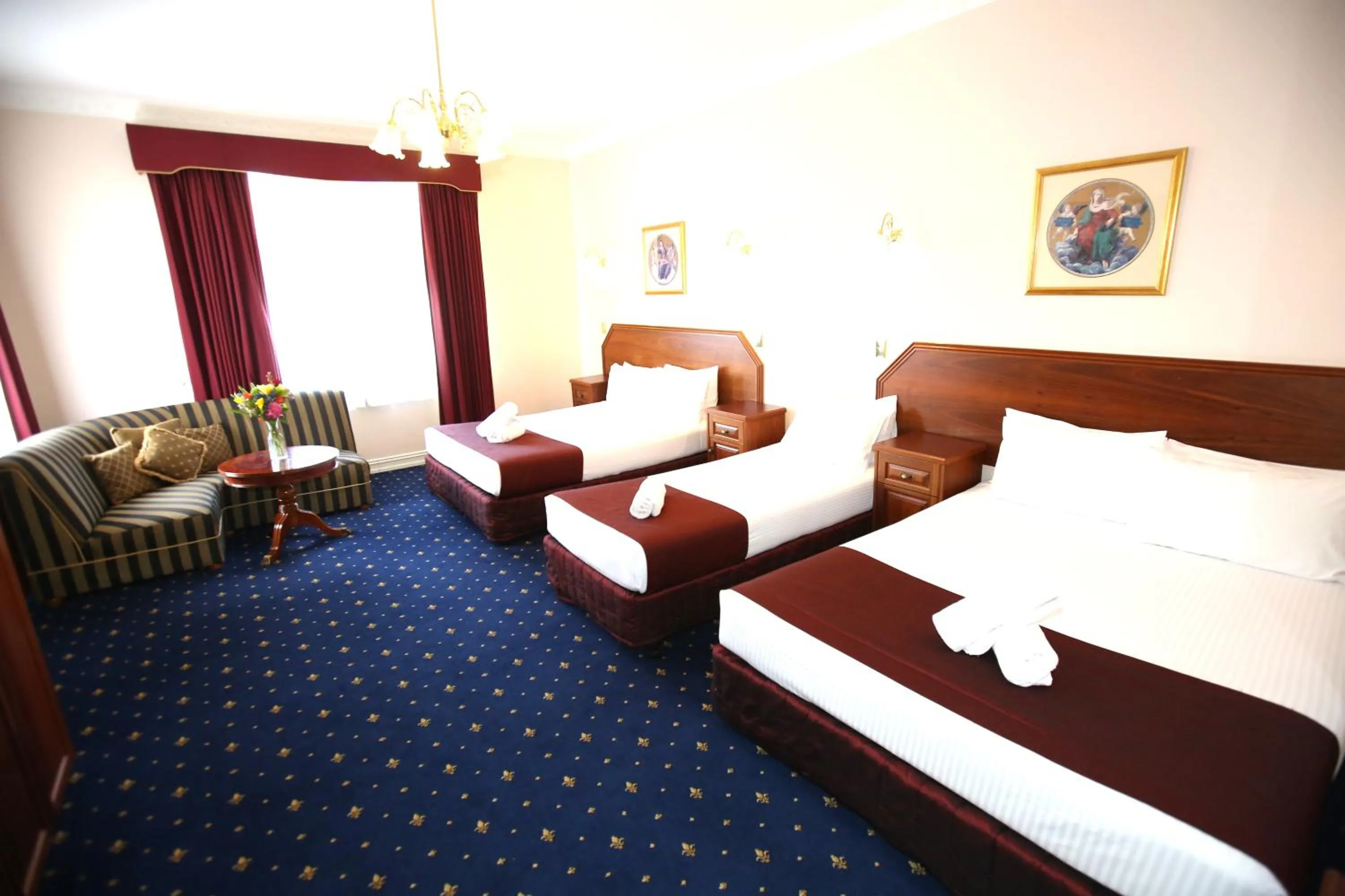 Photo of the whole room, Bed in Palais Royale