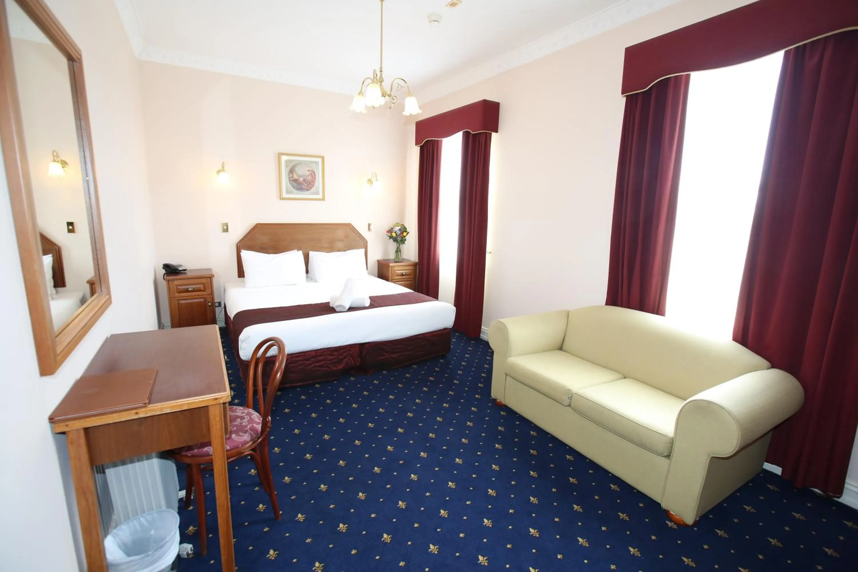 Photo of the whole room, Bed in Palais Royale