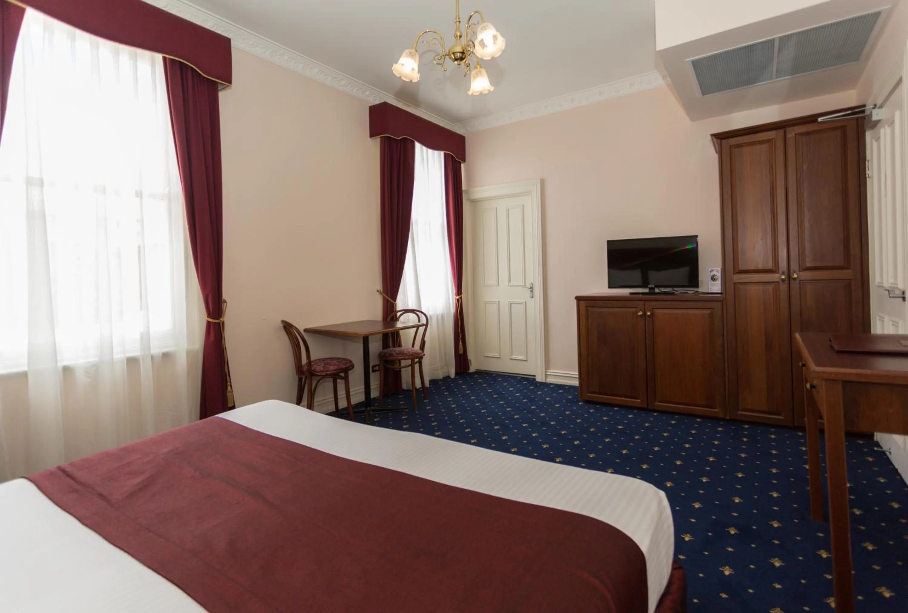 Communal lounge/ TV room, Bed in Palais Royale