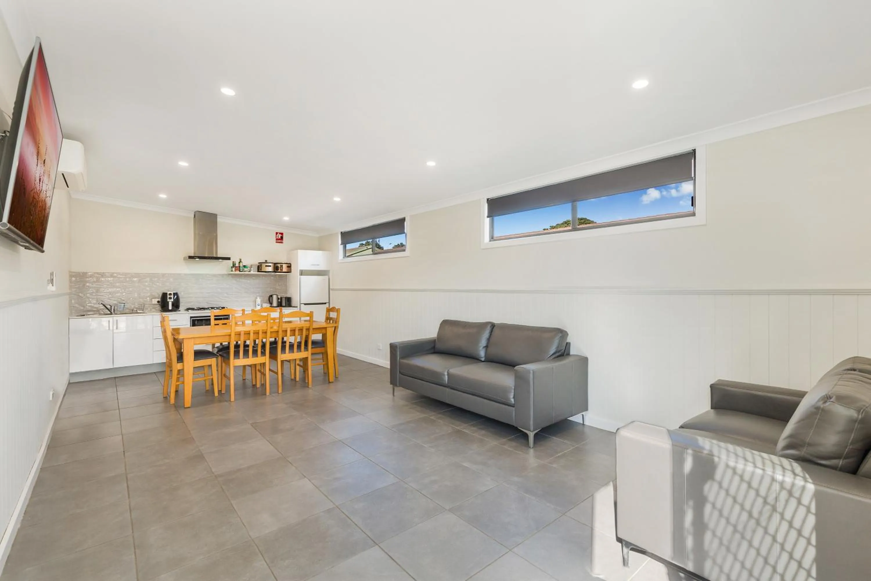 Communal lounge/ TV room in Allara Motor Lodge