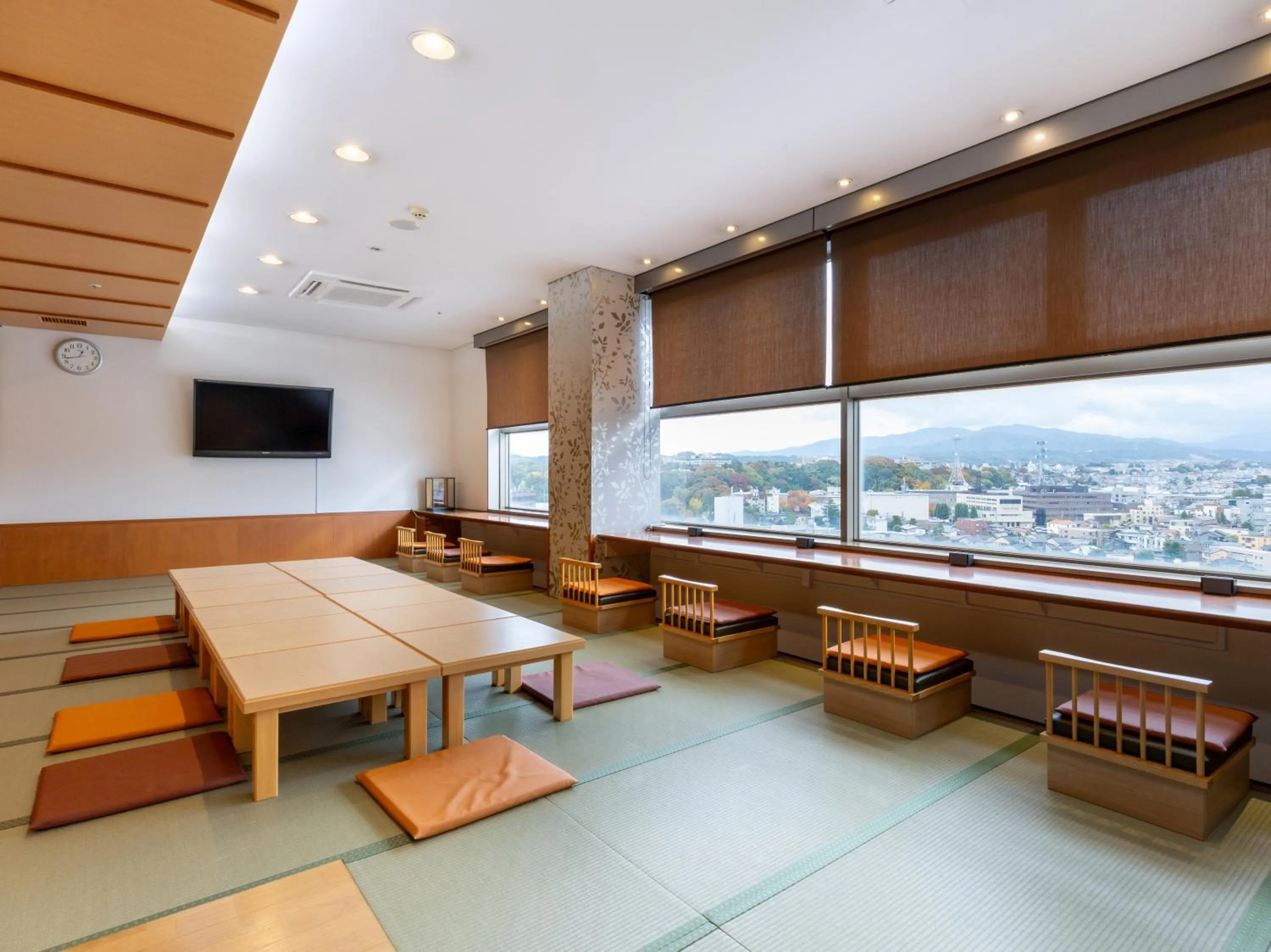 Communal lounge/ TV room in APA Hotel Kanazawa Chuo