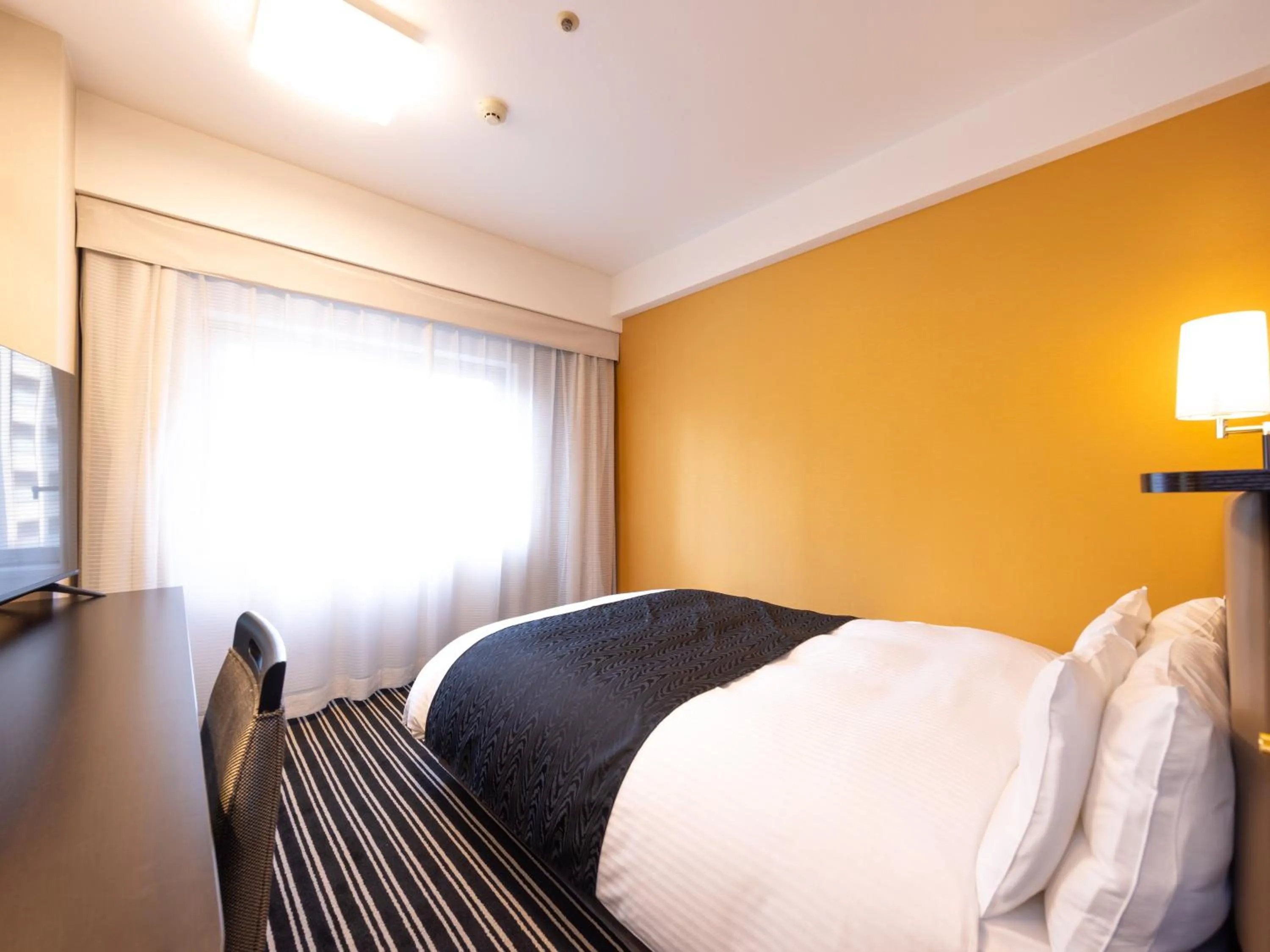 Photo of the whole room, Bed in APA Hotel Fukuoka Watanabedori Ekimae EXCELLENT