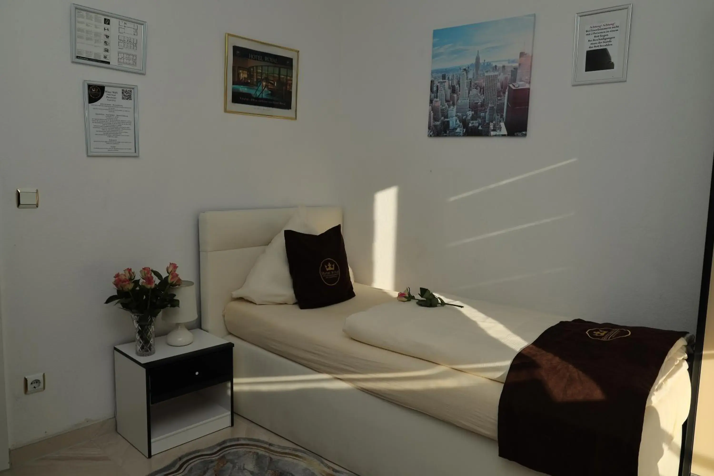 Single Room with Shared Bathroom in Hotel Royal Single Room with Shared Bathroom in Hotel Royal