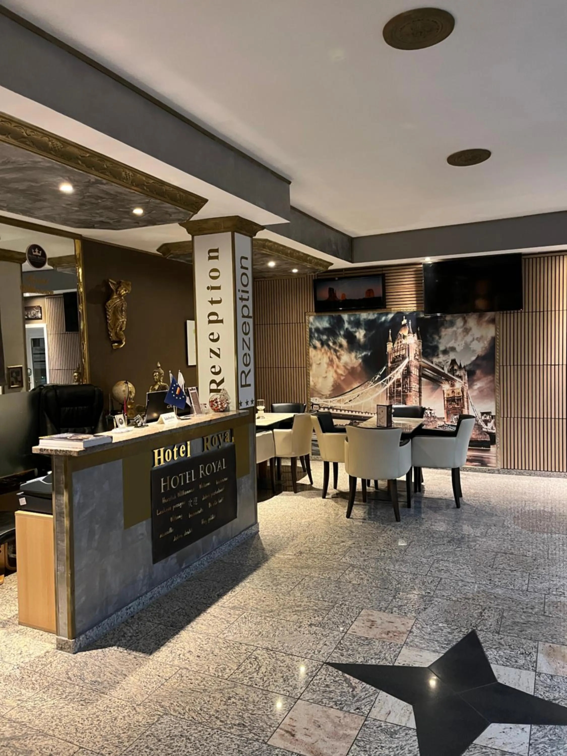 Restaurant/places to eat in Hotel Royal