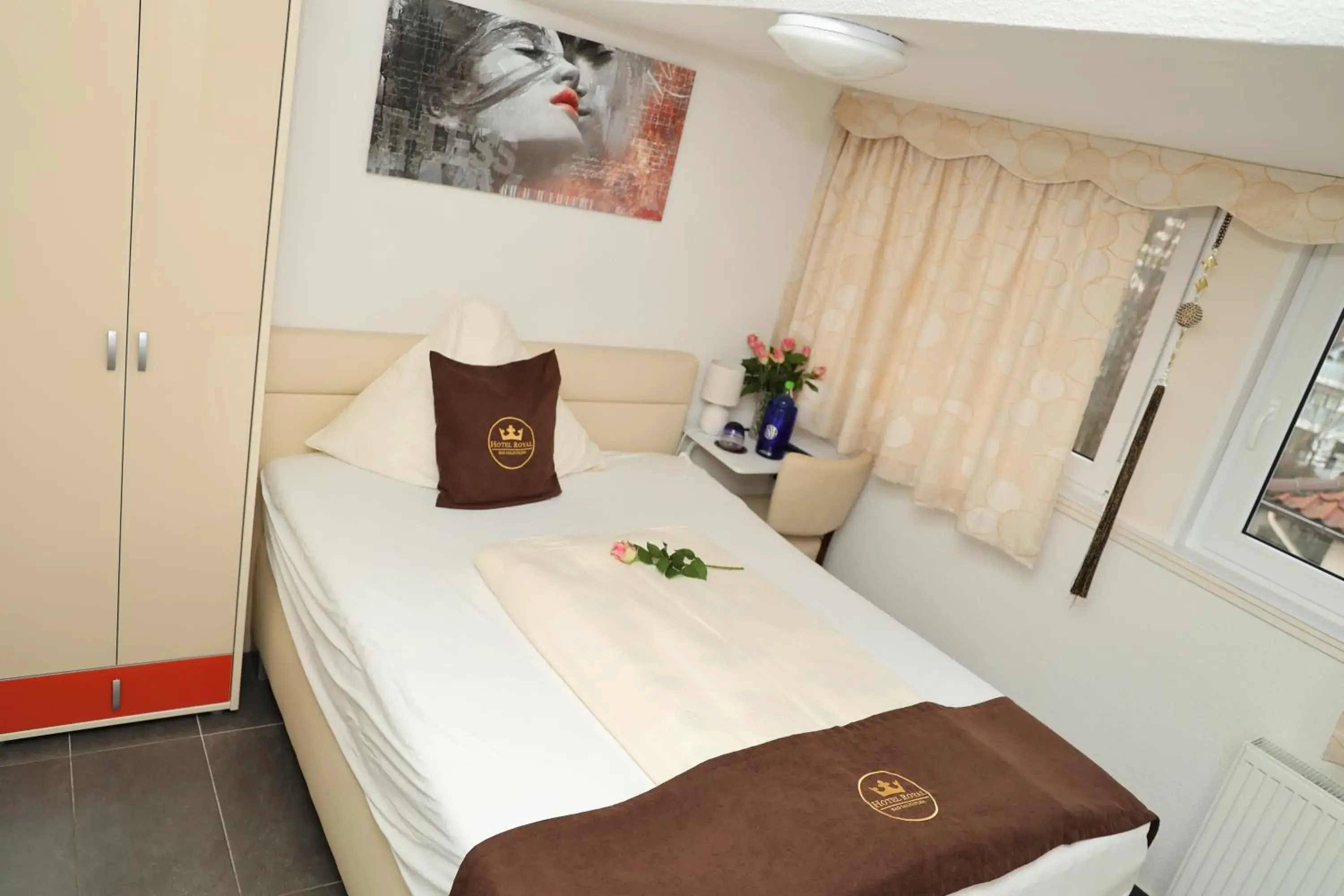 Single Room with Bathroom in Hotel Royal Single Room with Bathroom in Hotel Royal