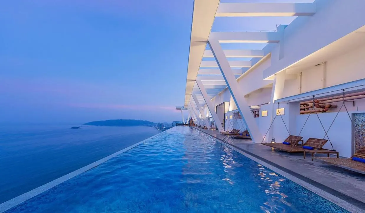 Swimming pool in Dusit Thani Shuangyue Bay Resort Huizhou