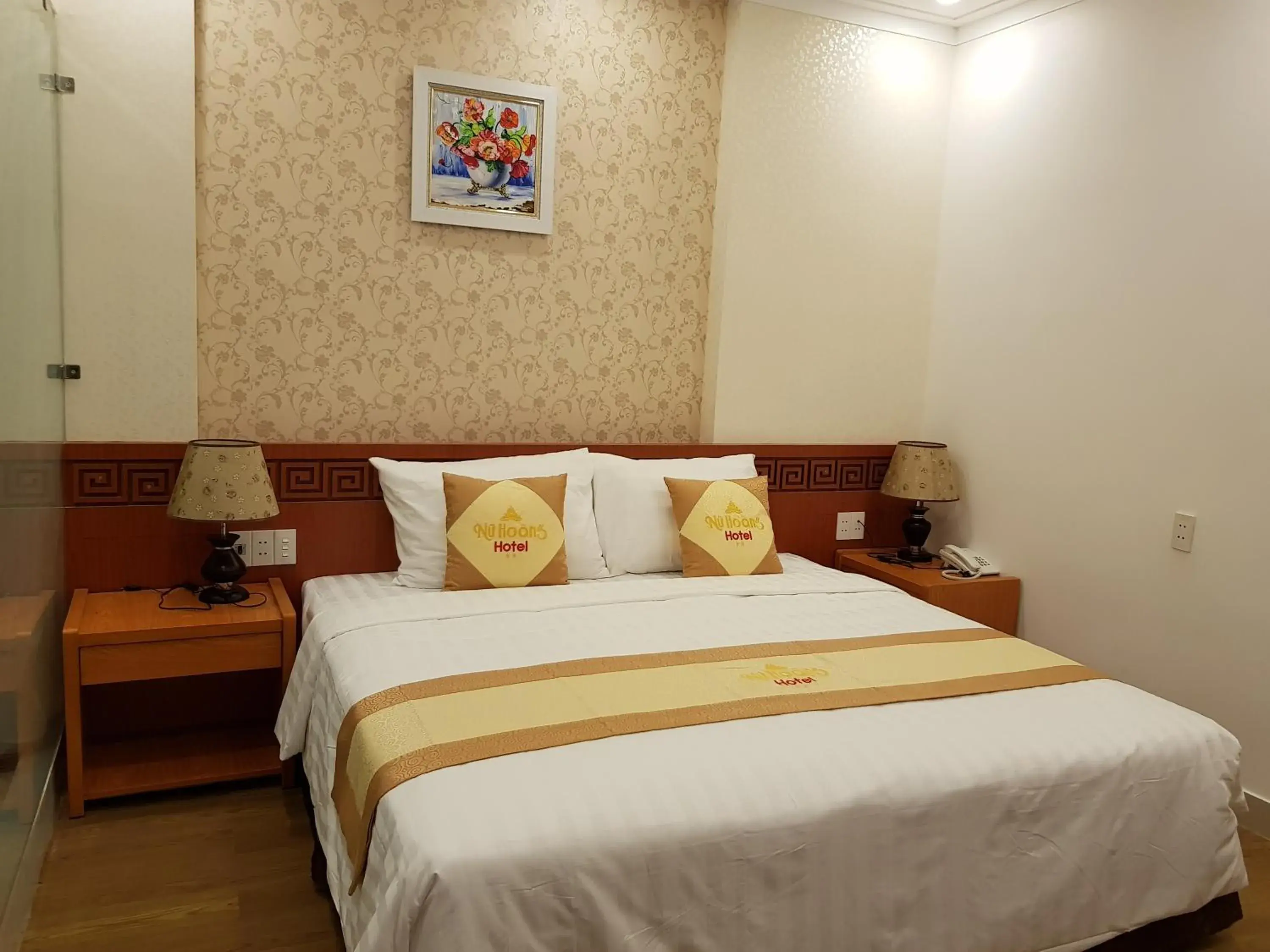 Bed in NỮ HOÀNG HOTEL Bed in NỮ HOÀNG HOTEL