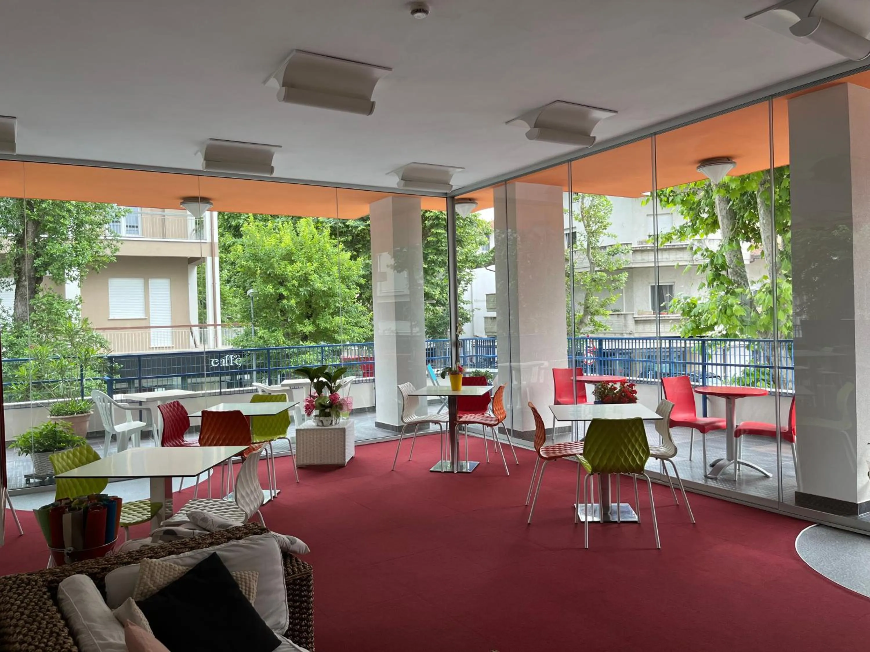 Restaurant/places to eat in Hotel Senior