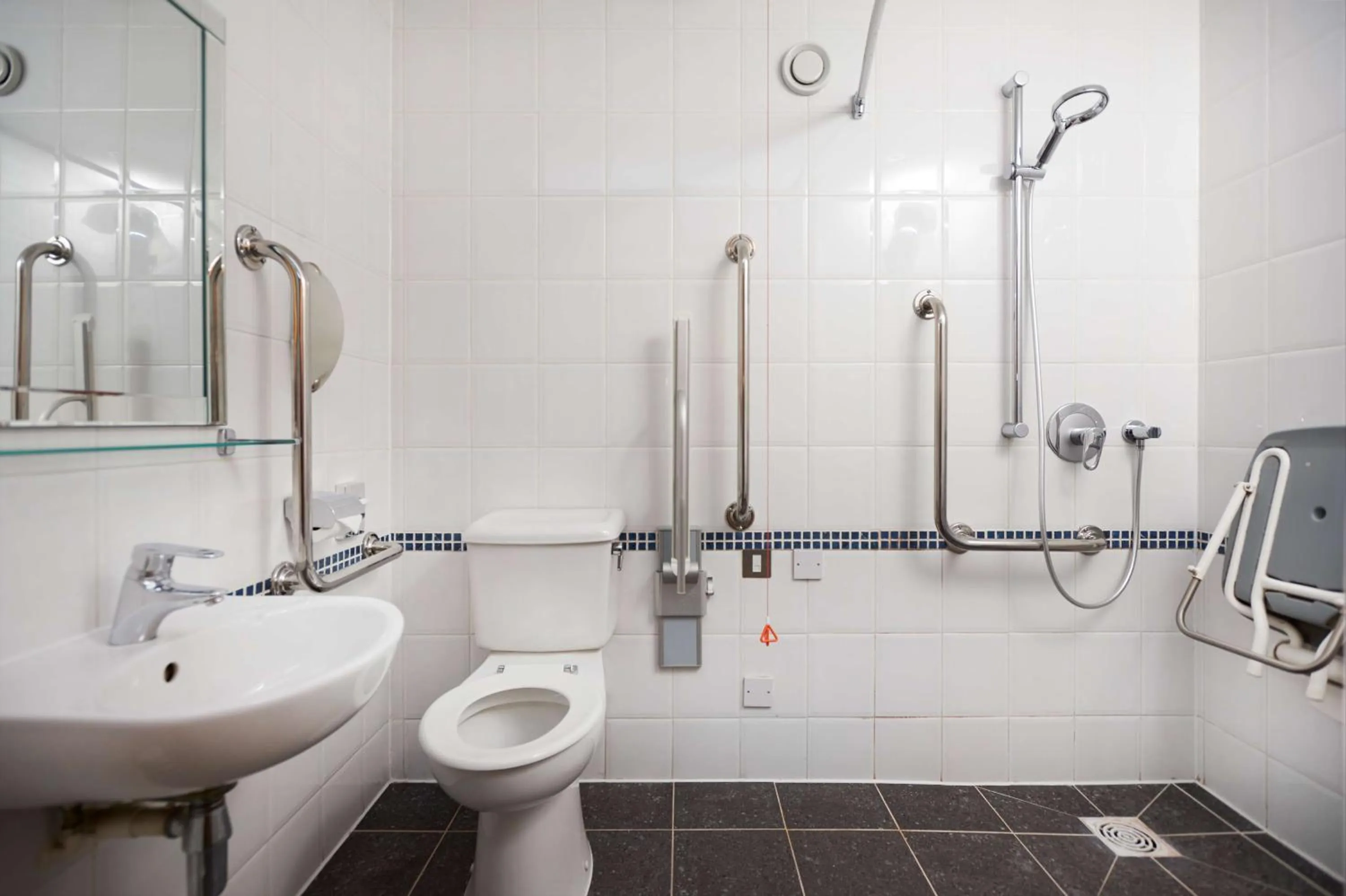 Shower in DoubleTree by Hilton Coventry