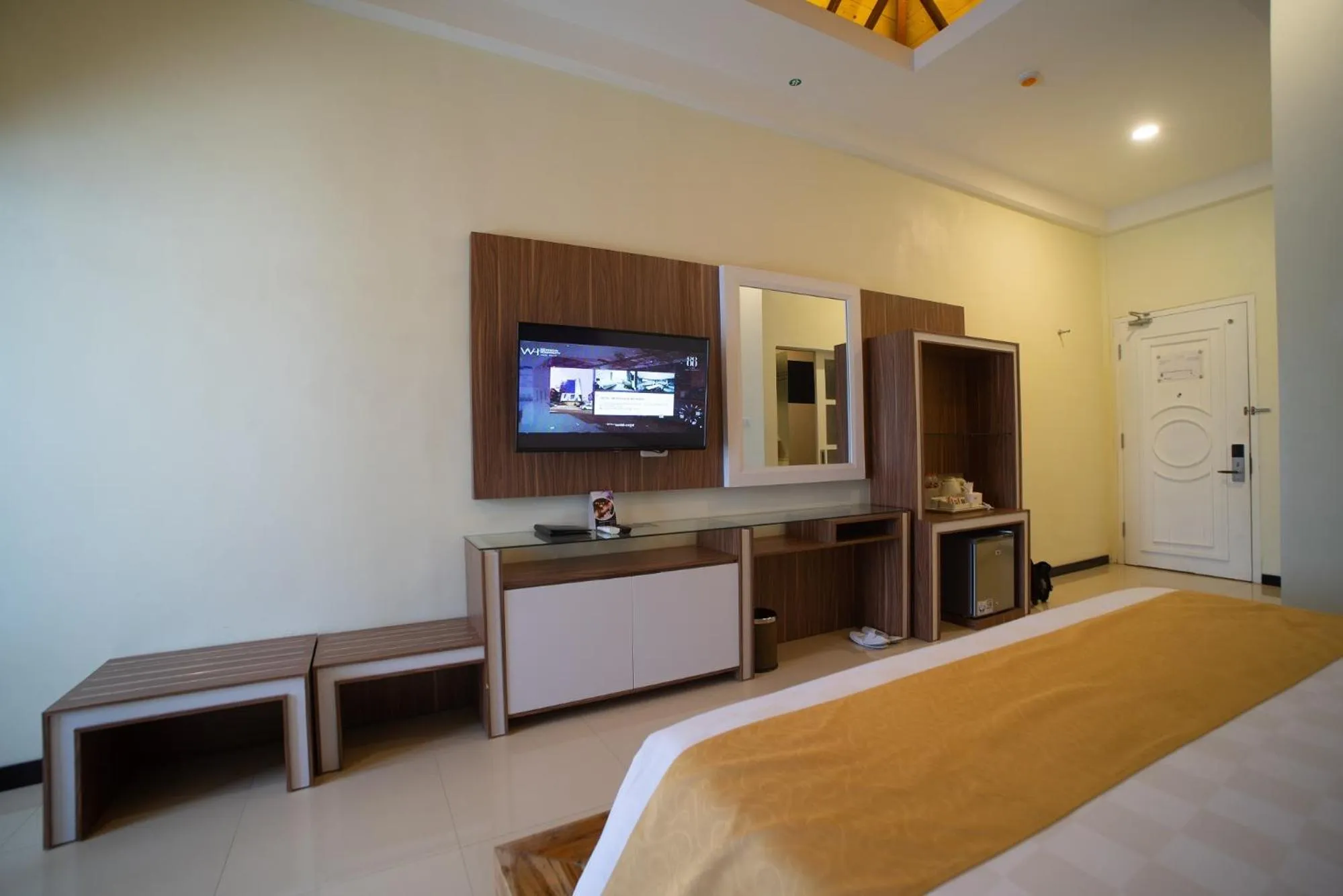 TV and multimedia, Bed in Luminor Hotel Banyuwangi By WH