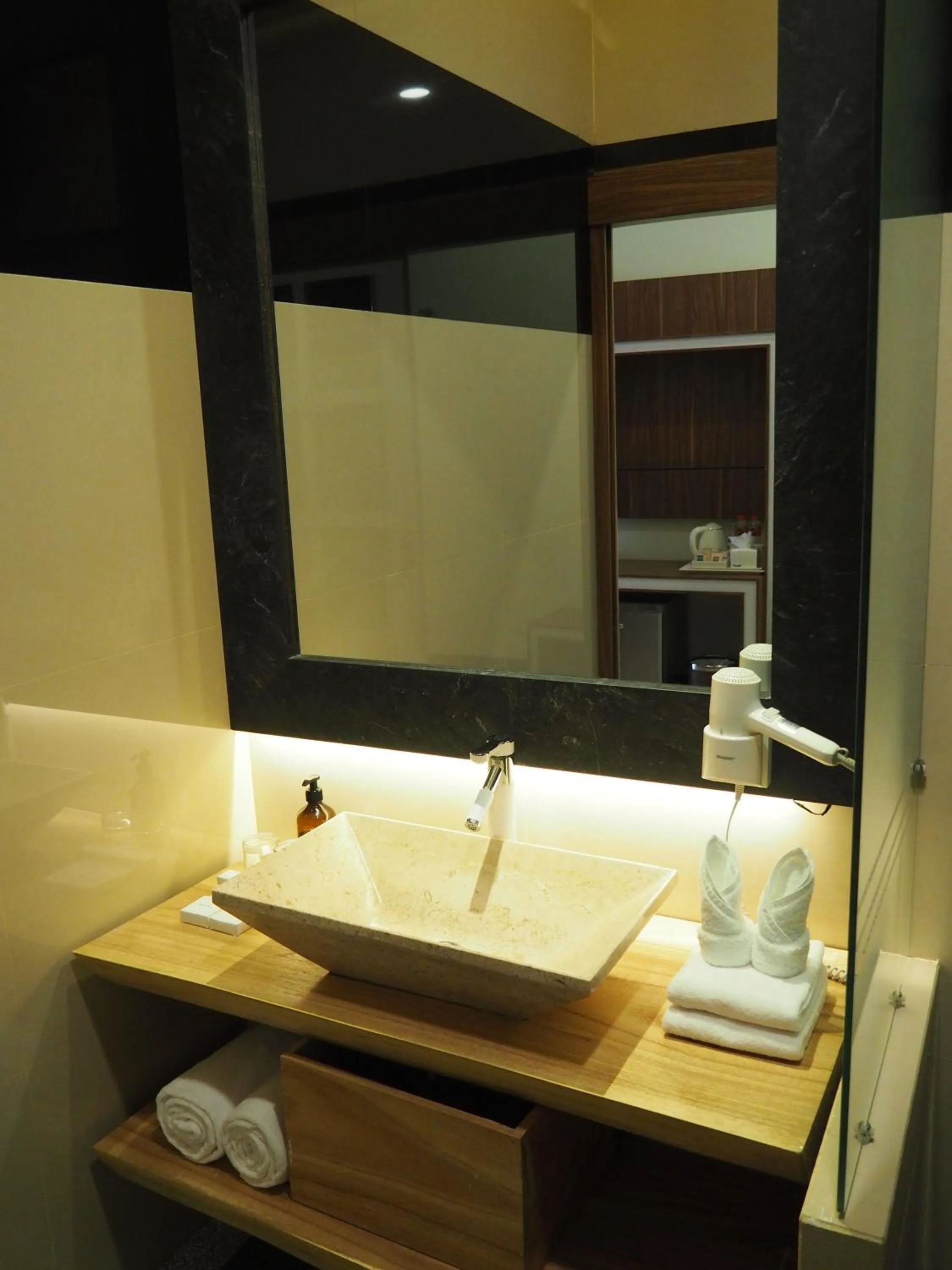 Toilet in Luminor Hotel Banyuwangi By WH