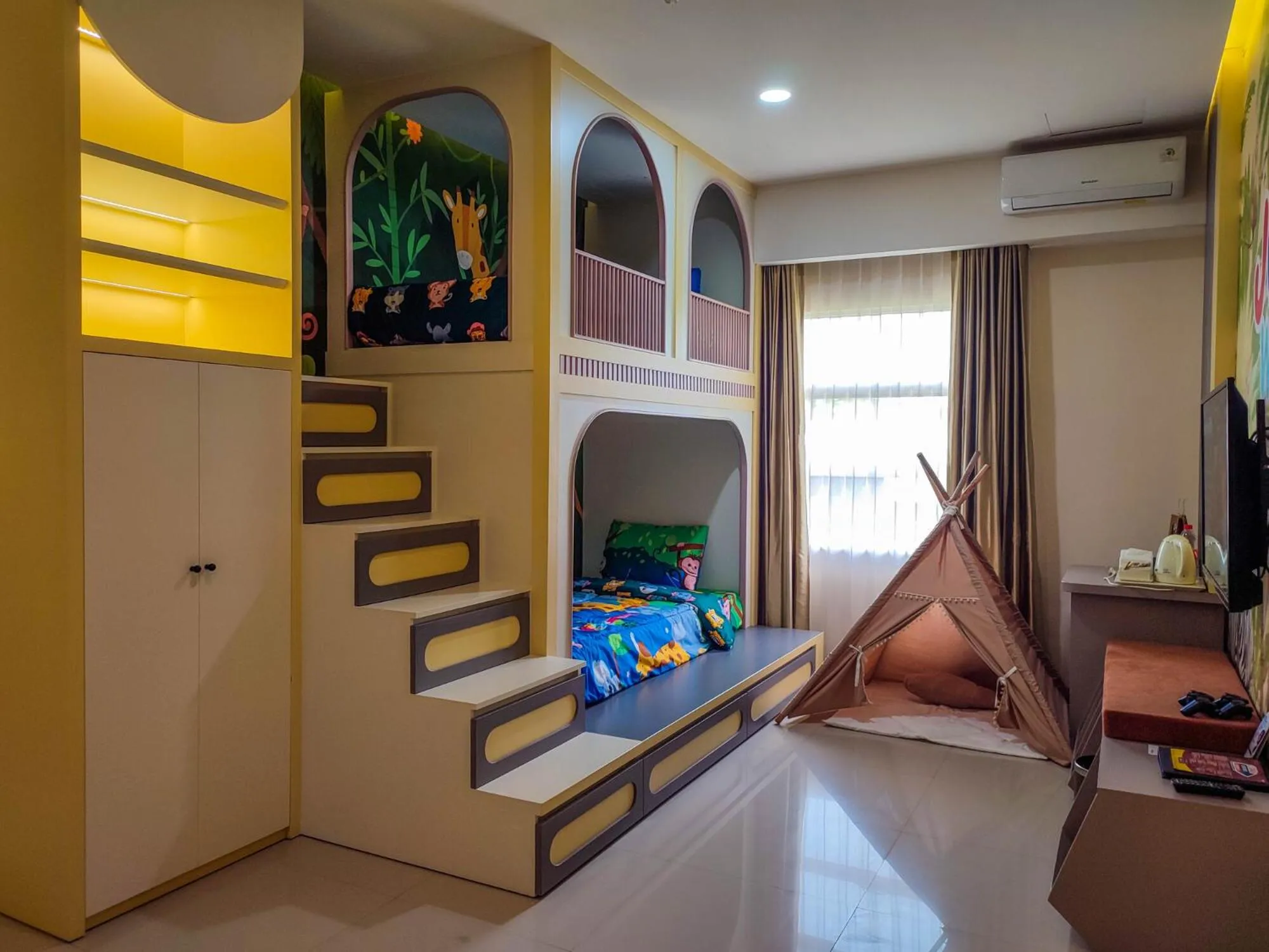 Bedroom, Bed in Luminor Hotel Banyuwangi By WH