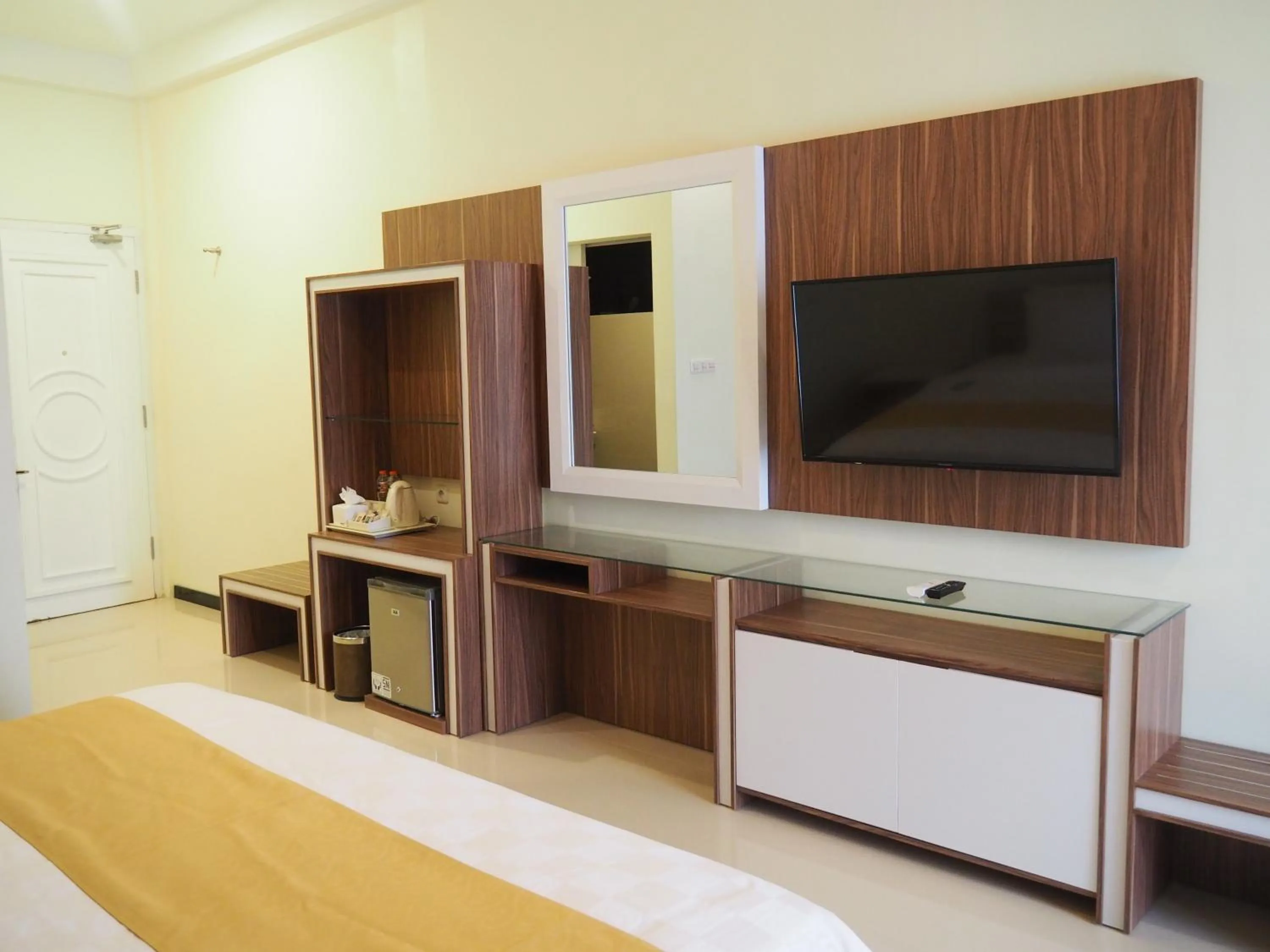 Communal lounge/ TV room in Luminor Hotel Banyuwangi By WH