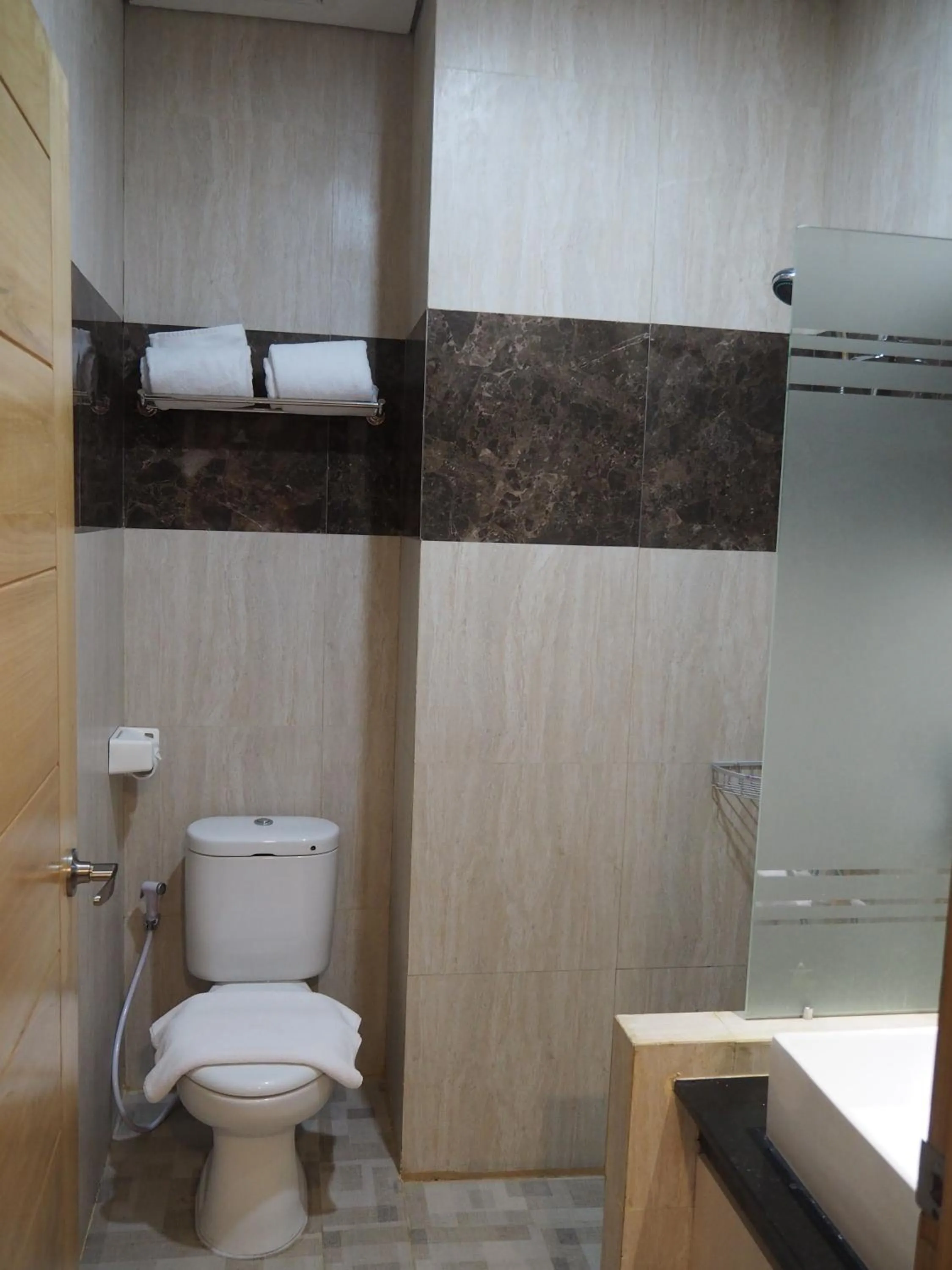 Shower in Luminor Hotel Banyuwangi By WH