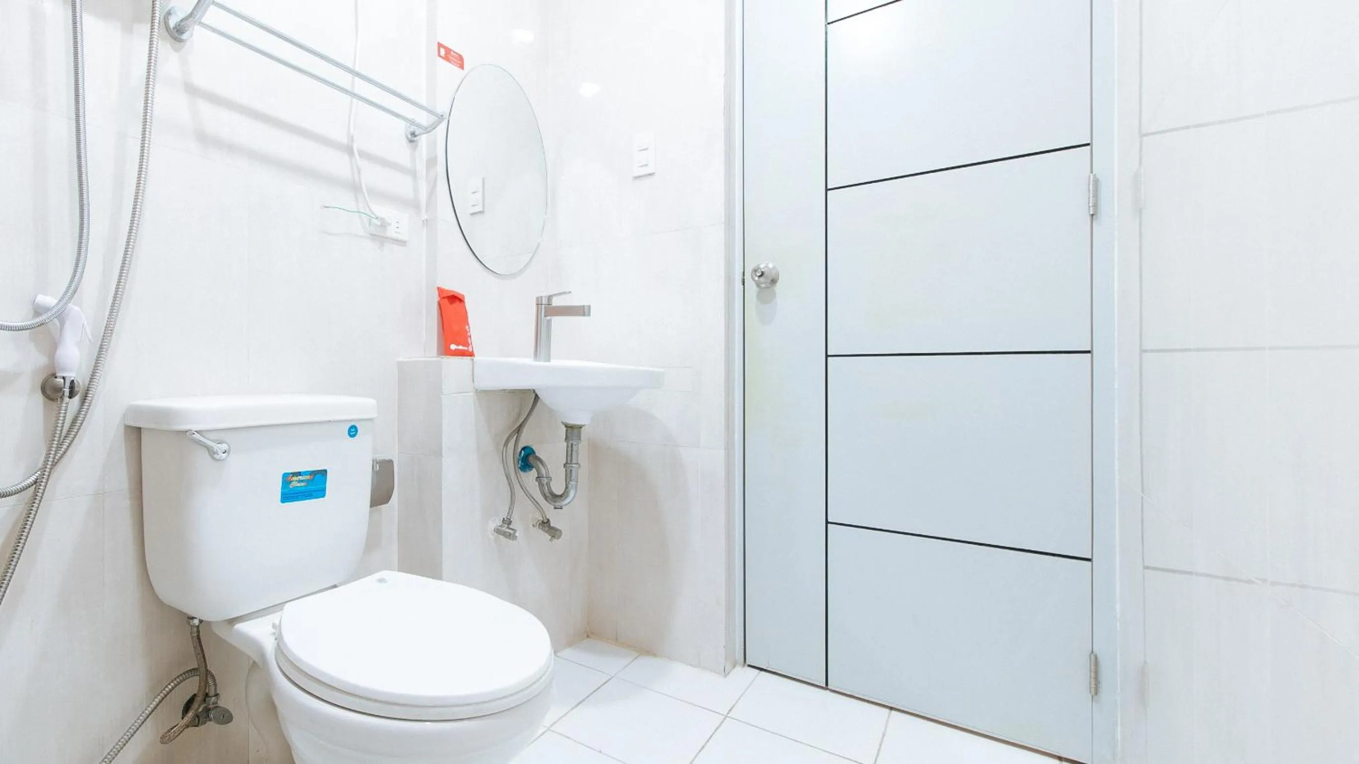 Bathroom in RedDoorz near NAIA Terminal 1