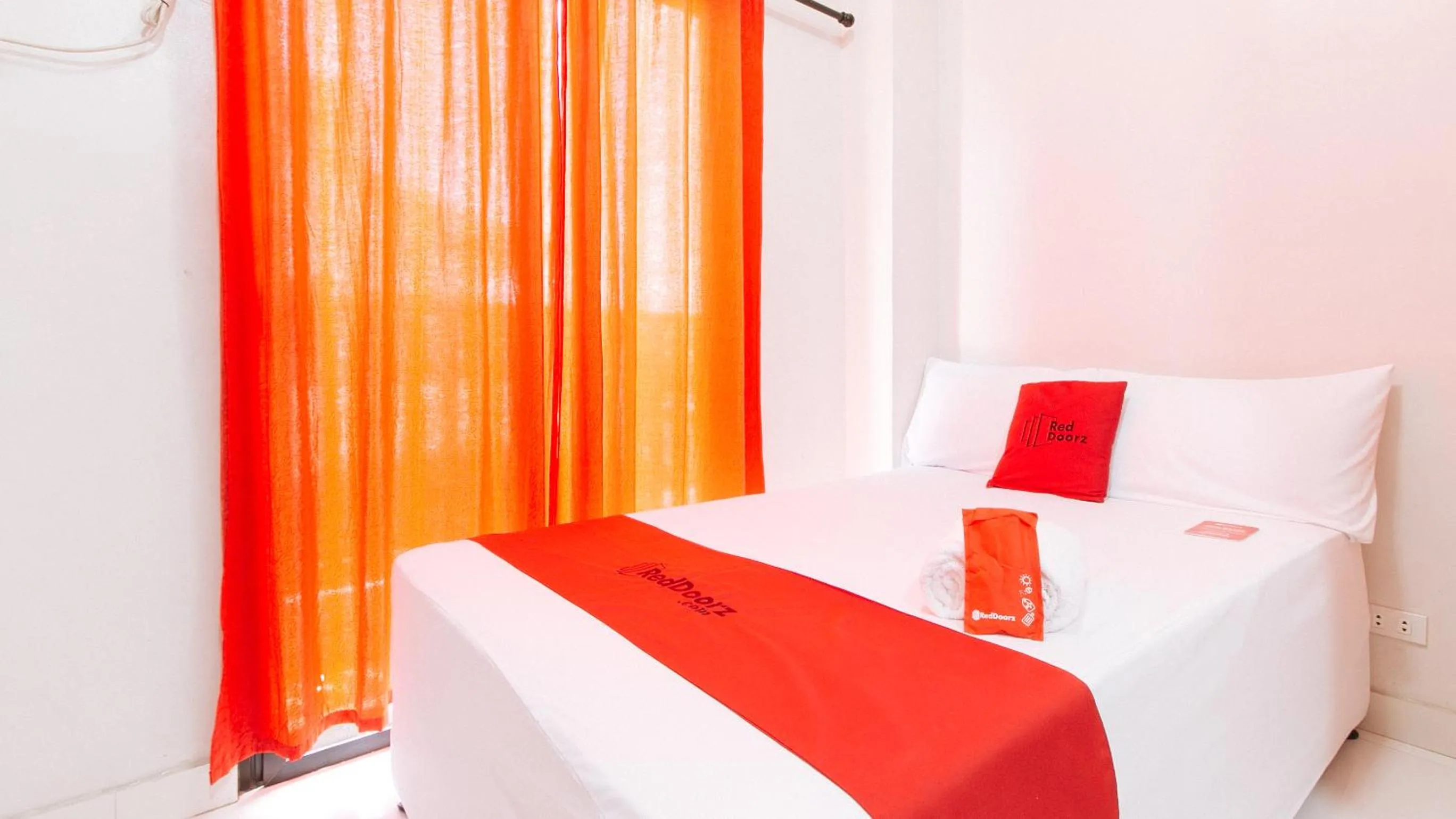 Bed in RedDoorz near NAIA Terminal 1