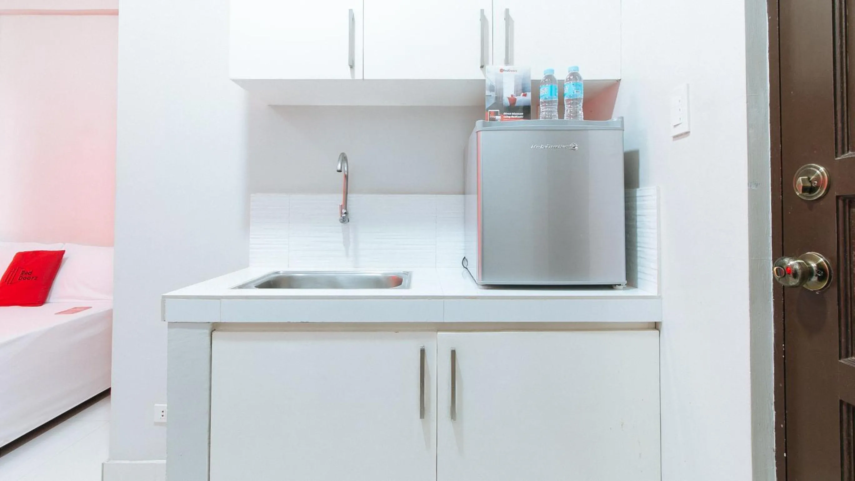 Kitchen or kitchenette in RedDoorz near NAIA Terminal 1