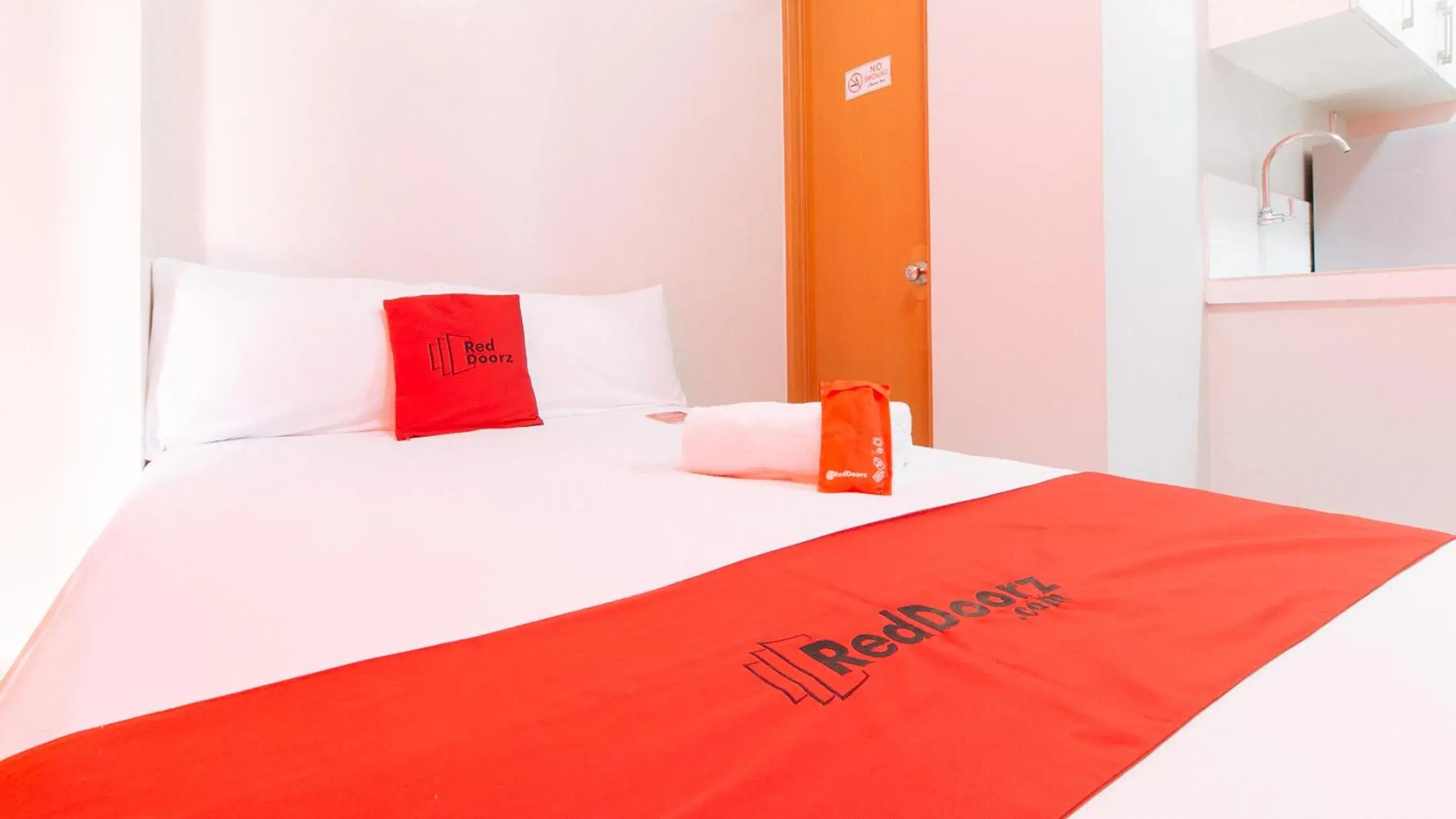 Bed in RedDoorz near NAIA Terminal 1 Bed in RedDoorz near NAIA Terminal 1