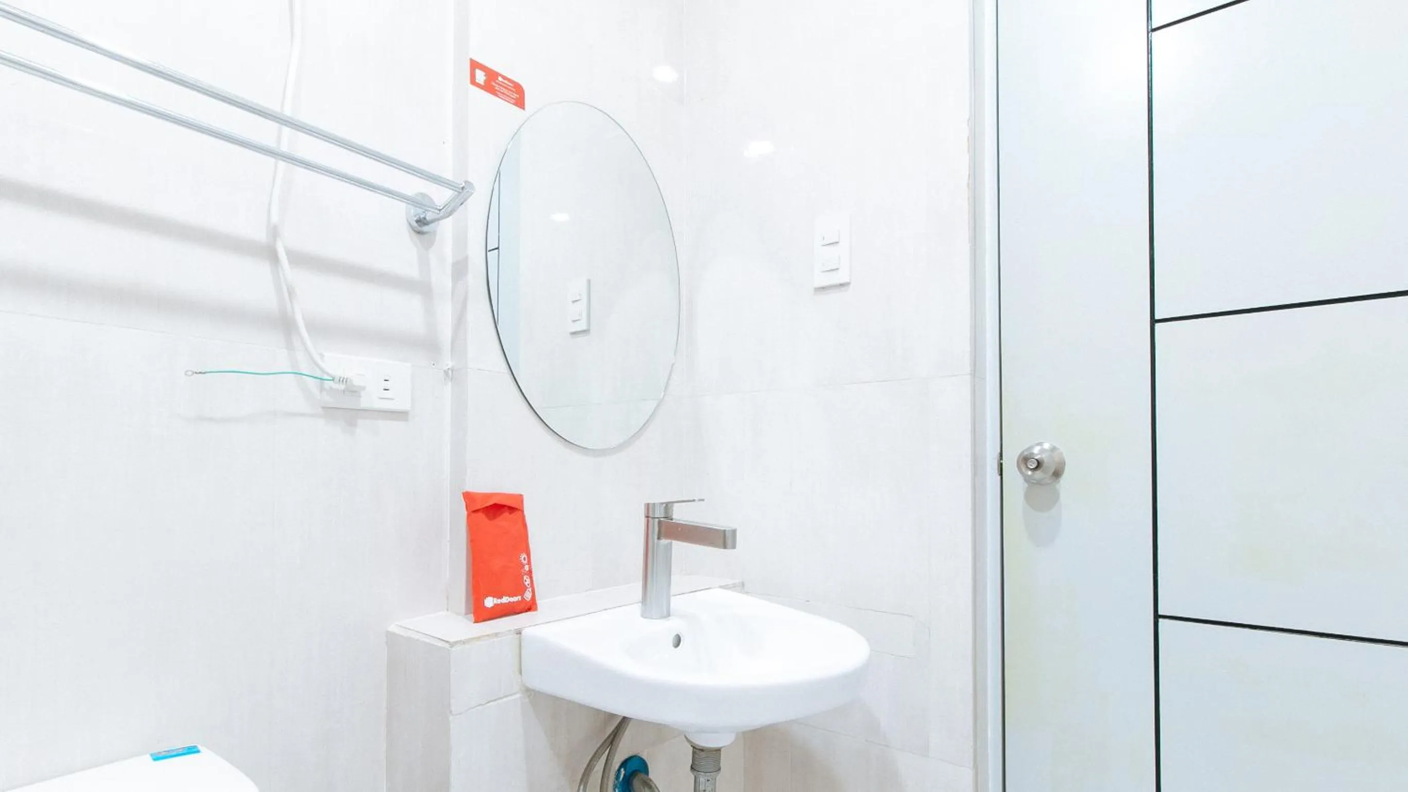 Bathroom in RedDoorz near NAIA Terminal 1