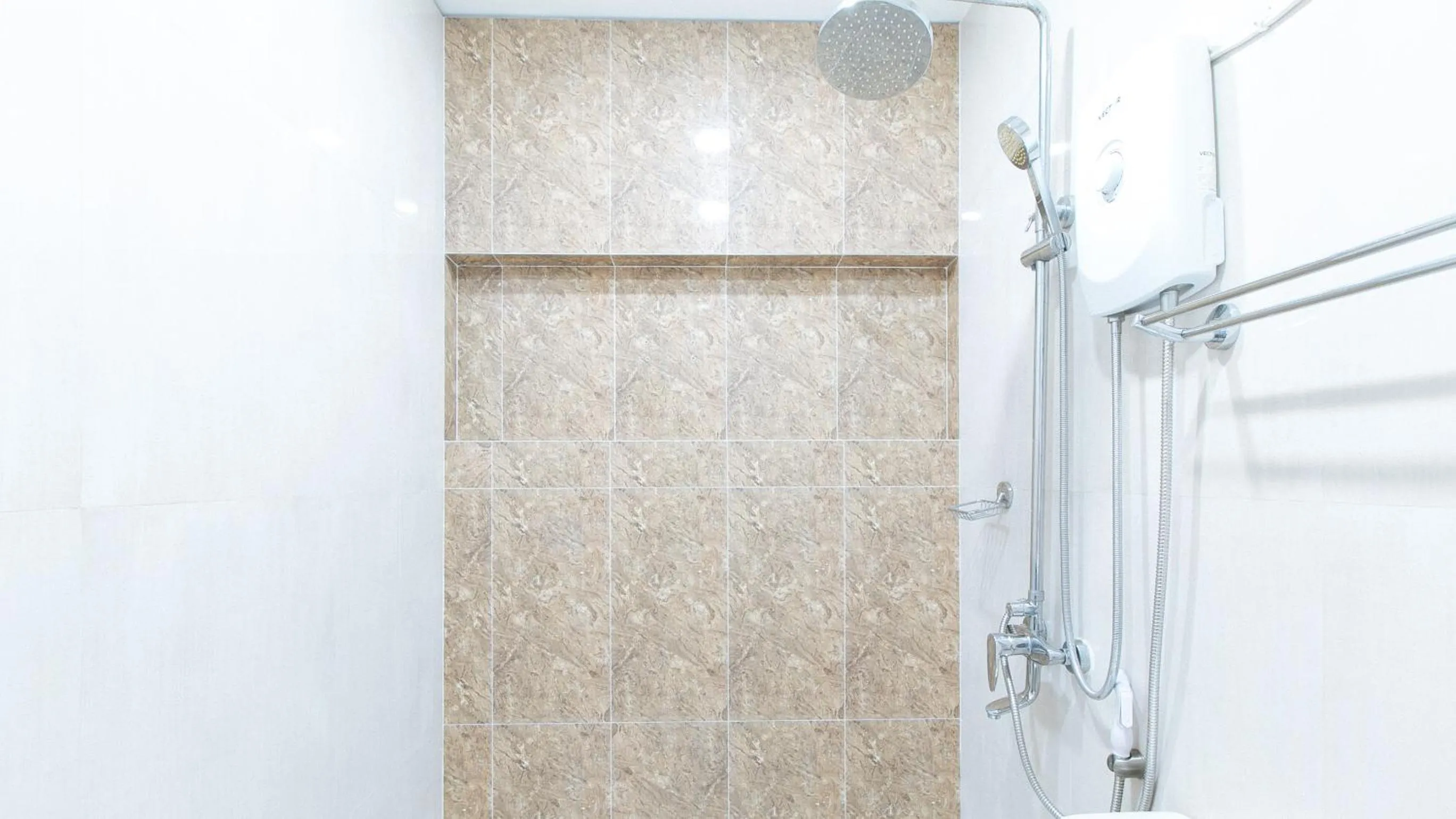 Shower in RedDoorz near NAIA Terminal 1