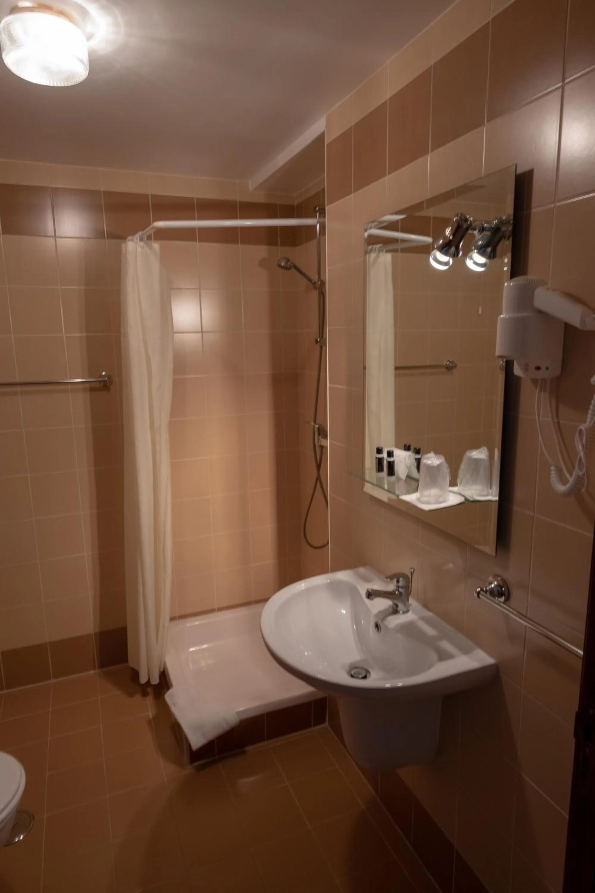 Shower in Hotel Peregrinos de Fatima by Umbral