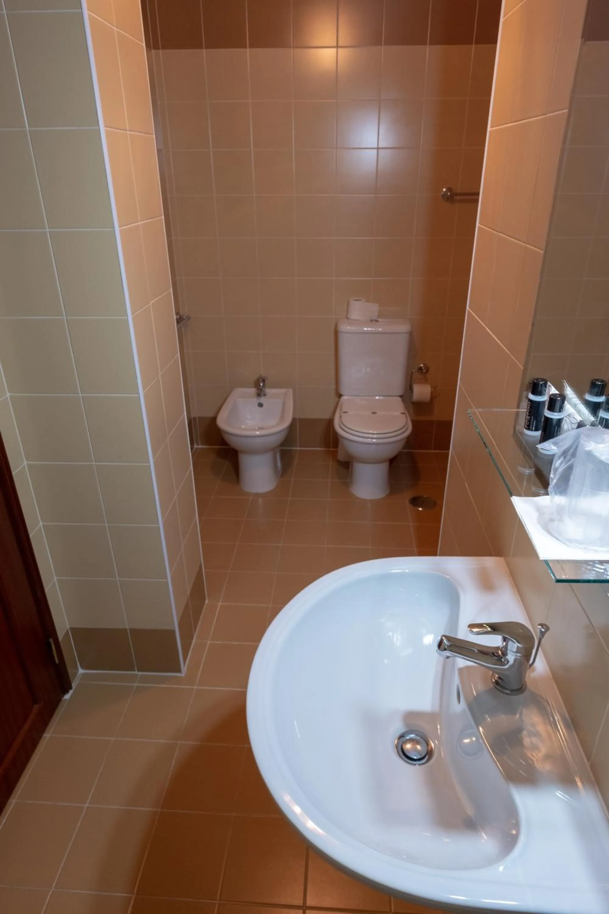 Toilet in Hotel Peregrinos de Fatima by Umbral